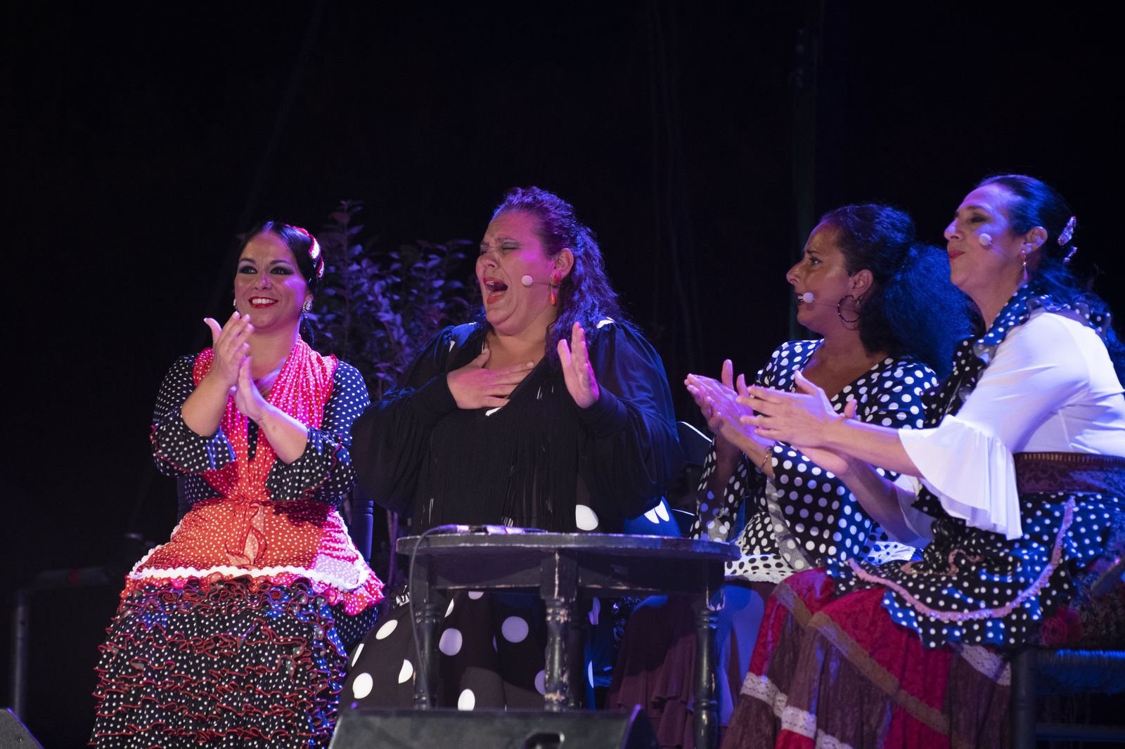 Dos malagueñas y un De izq. a dcha., Rocío Martín, Ana de los Reyes, Eva Rubichi y Coral de los Reyes, durante el espectáculo de este viernes.
