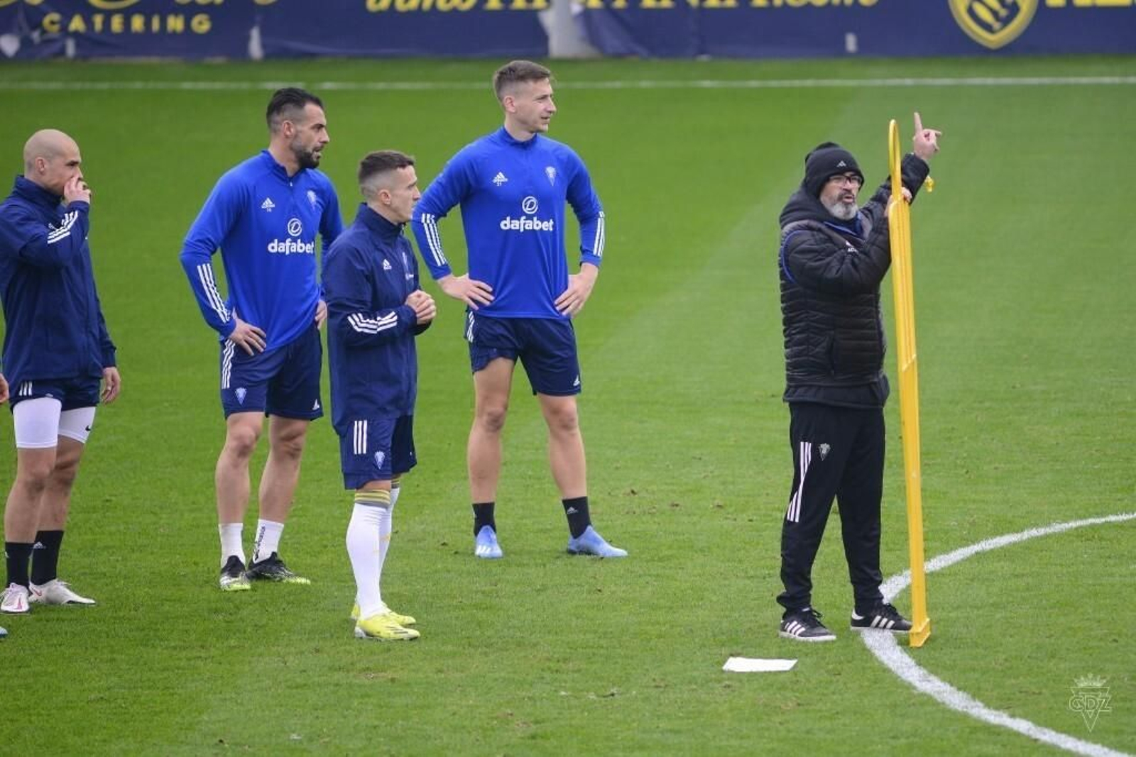 Cervera se apoya en una barrera de entrenamiento mientras da unas indicaciones.