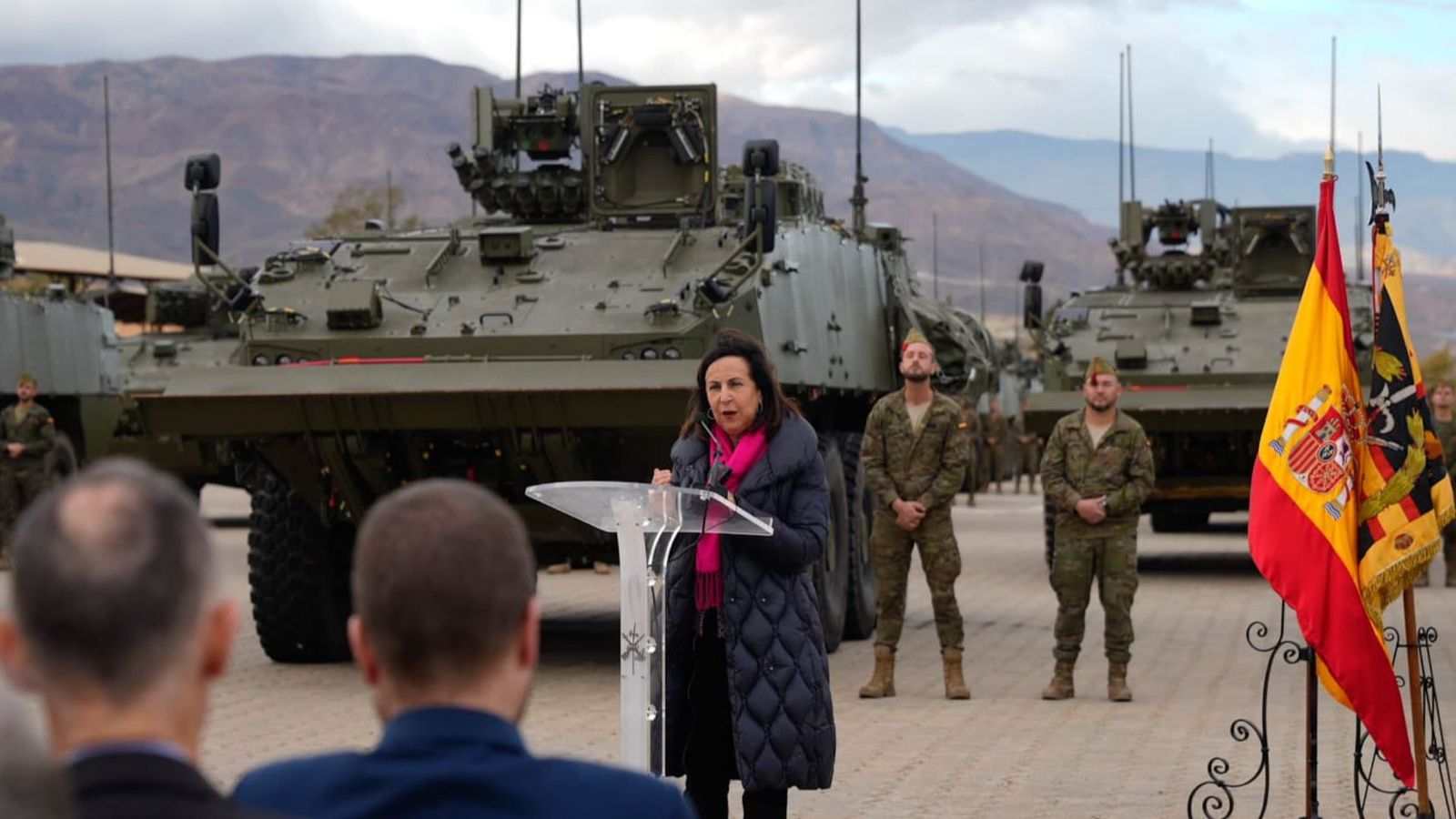 La ministra MArgarita Robles presenta los nuevos carros de combate.