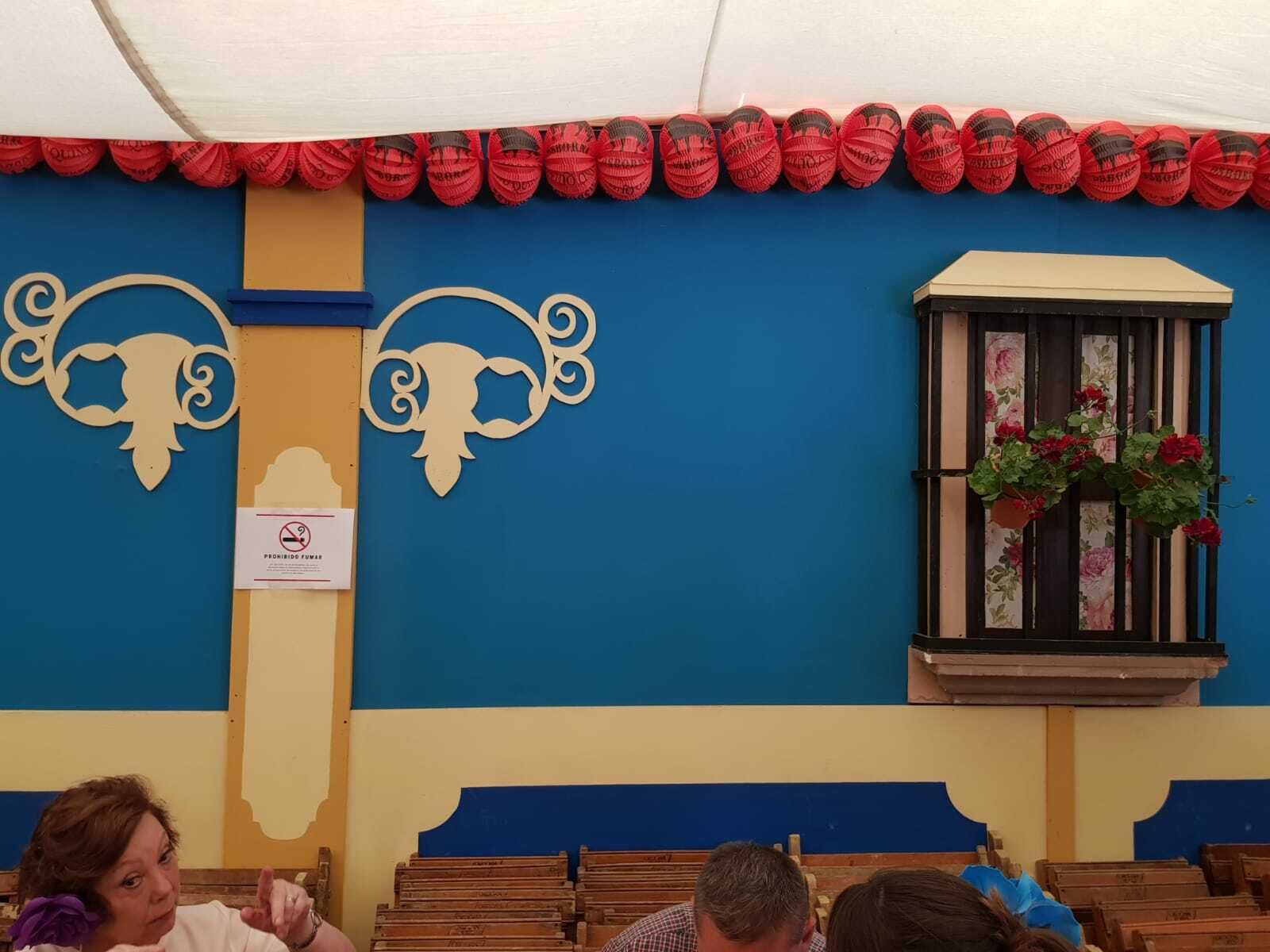 Y por último, la otra caseta que también ha tenido una mención especial, ha sido 'Los trenti' donde han optado por recrear rincones con encanto.