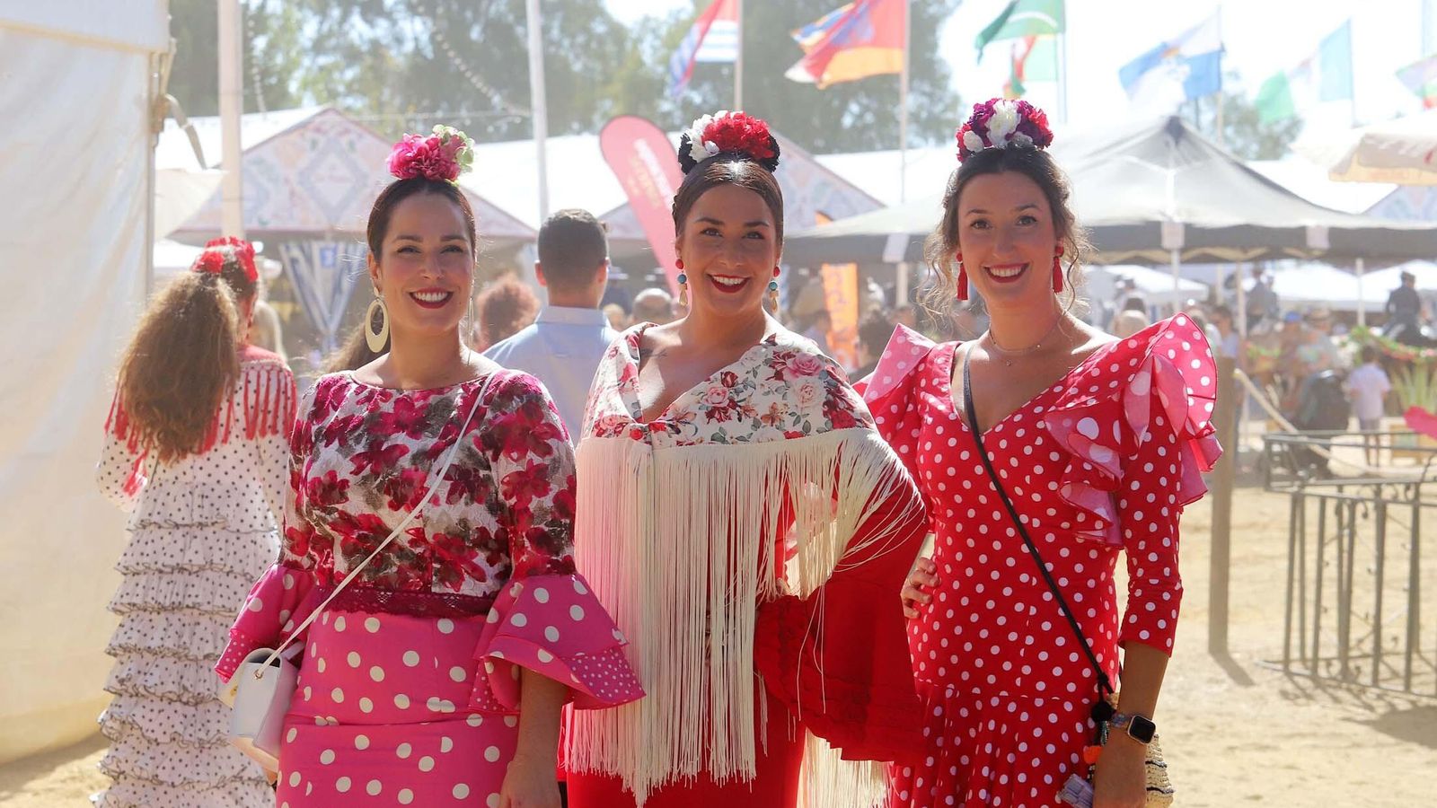 Mujeres vestidas de flamenca en la Feria del Caballo.
