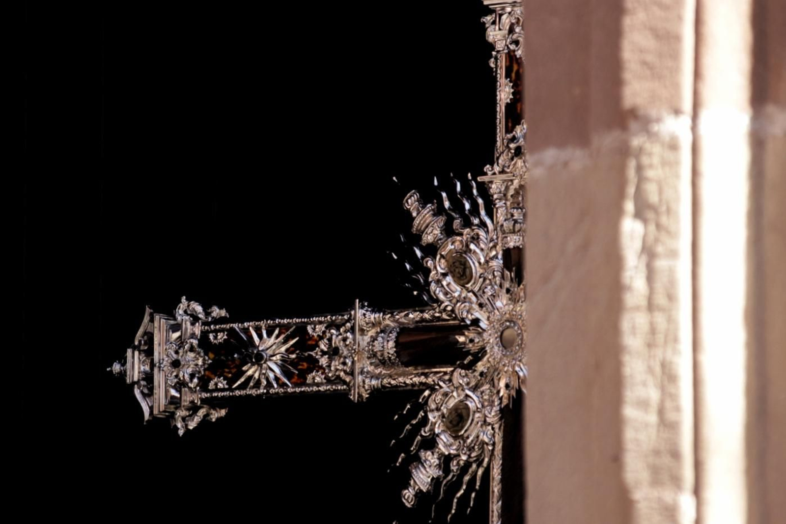 Santa Cruz en el Jueves Santo de Málaga, en imágenes