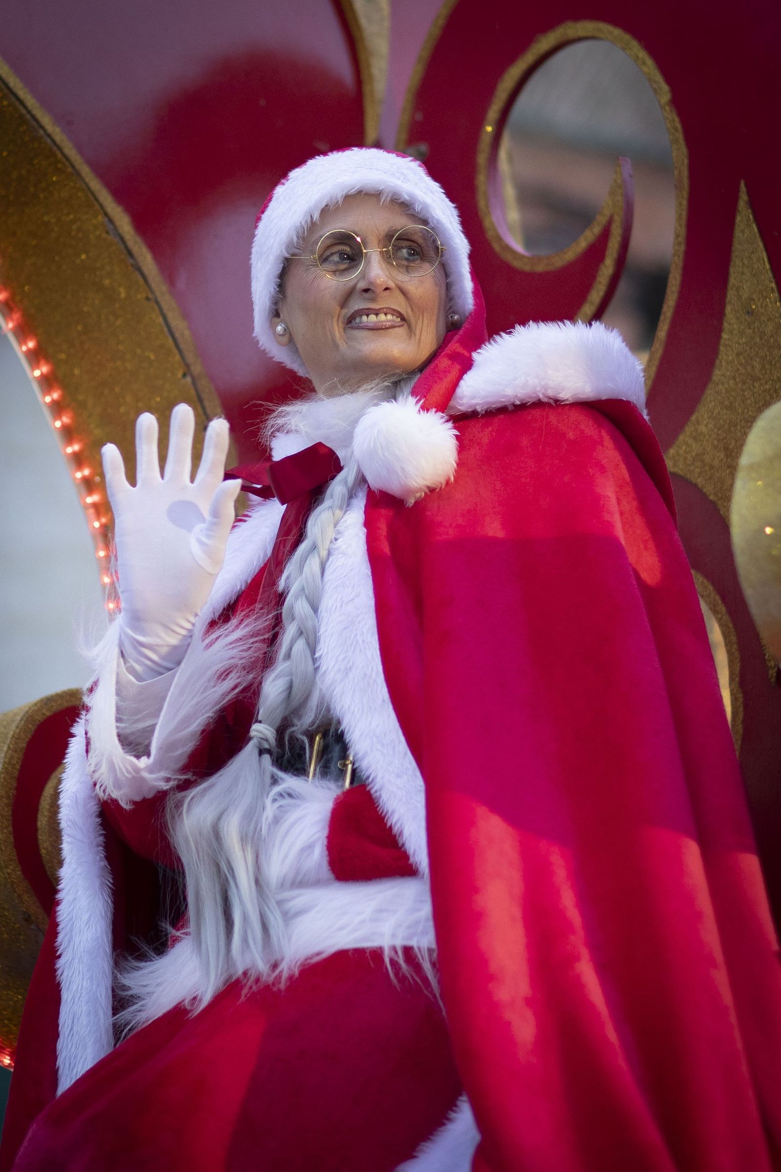 Única en España: las mejores imágenes de la cabalgata con 200 Mamá Noel en Otura