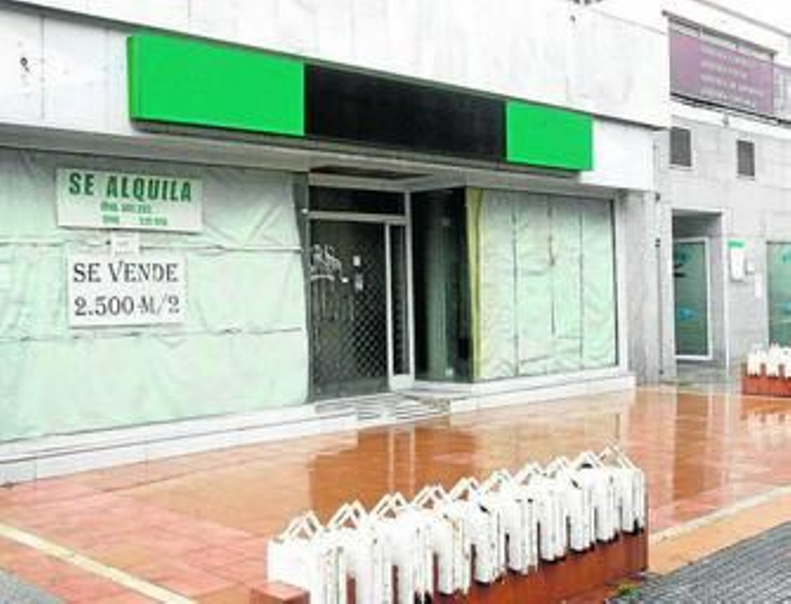 Imagen de uno de los locales de la Avenida principal que lleva años cerrado.