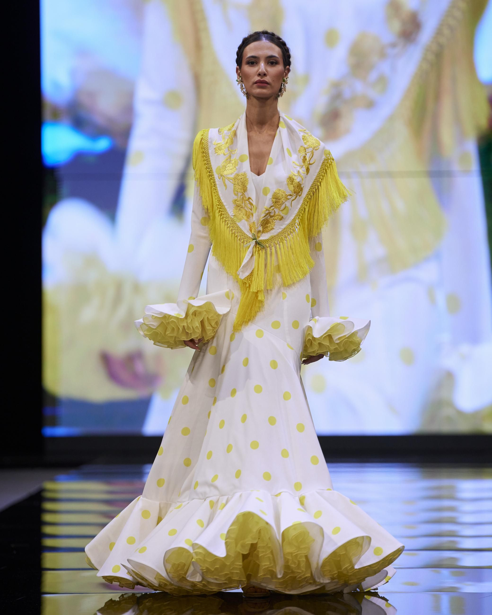 Un traje de flamenca amarillo con lunares.