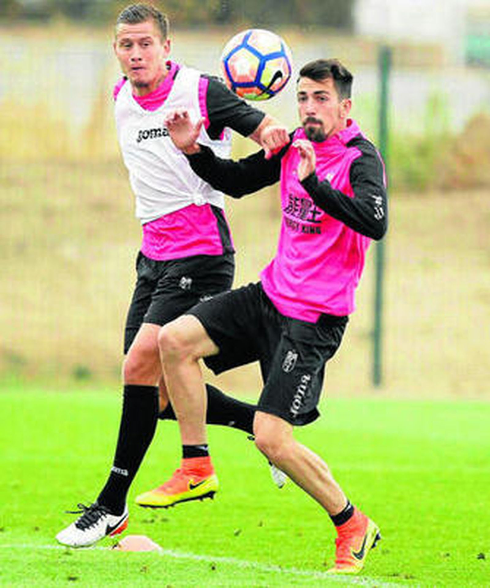 Franck Tabanou pugna por un balón con Isaac Cuenca en el entrenamiento de ayer.