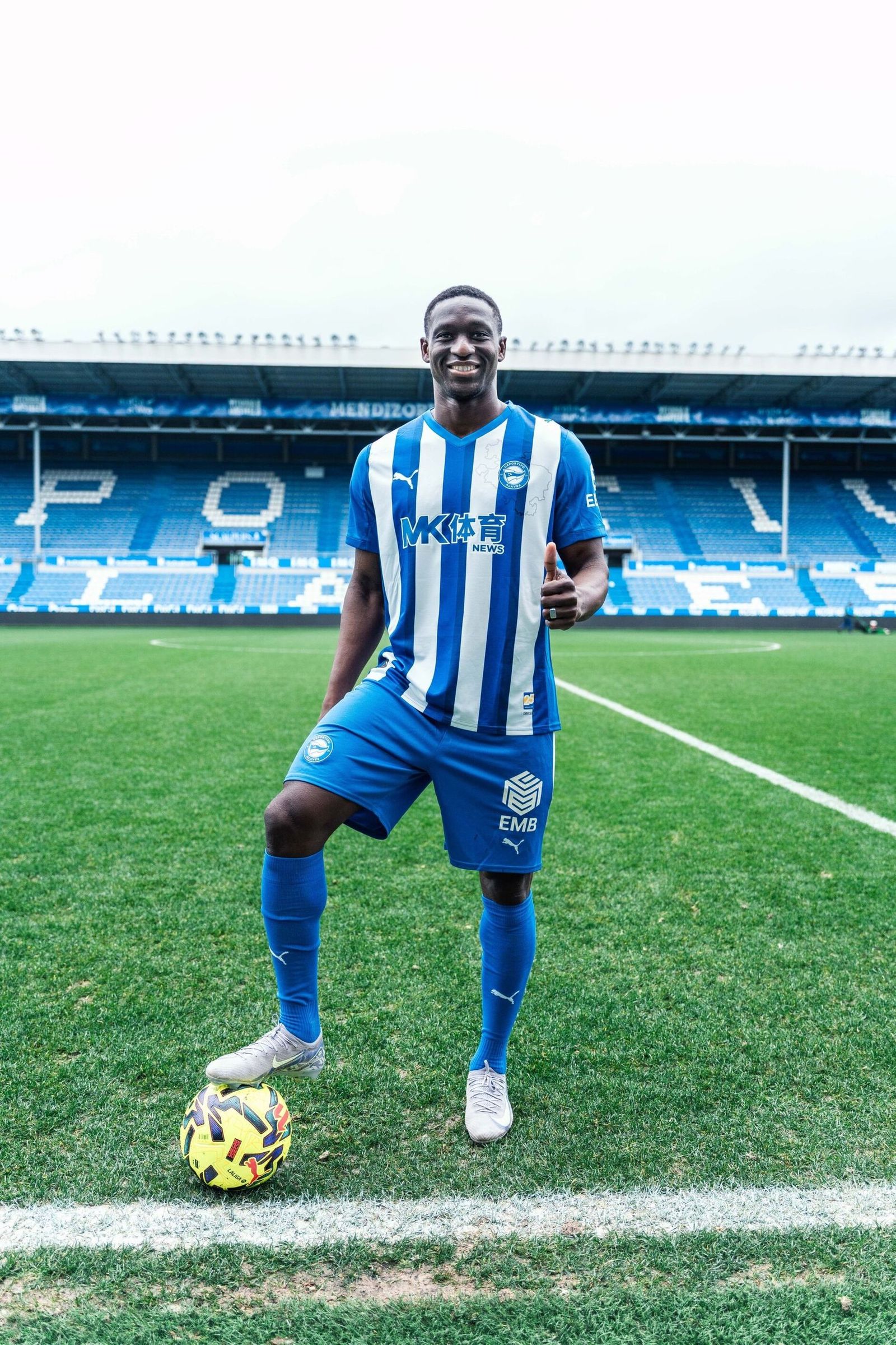 Diabaté sonríe con la camiseta del Alavés.