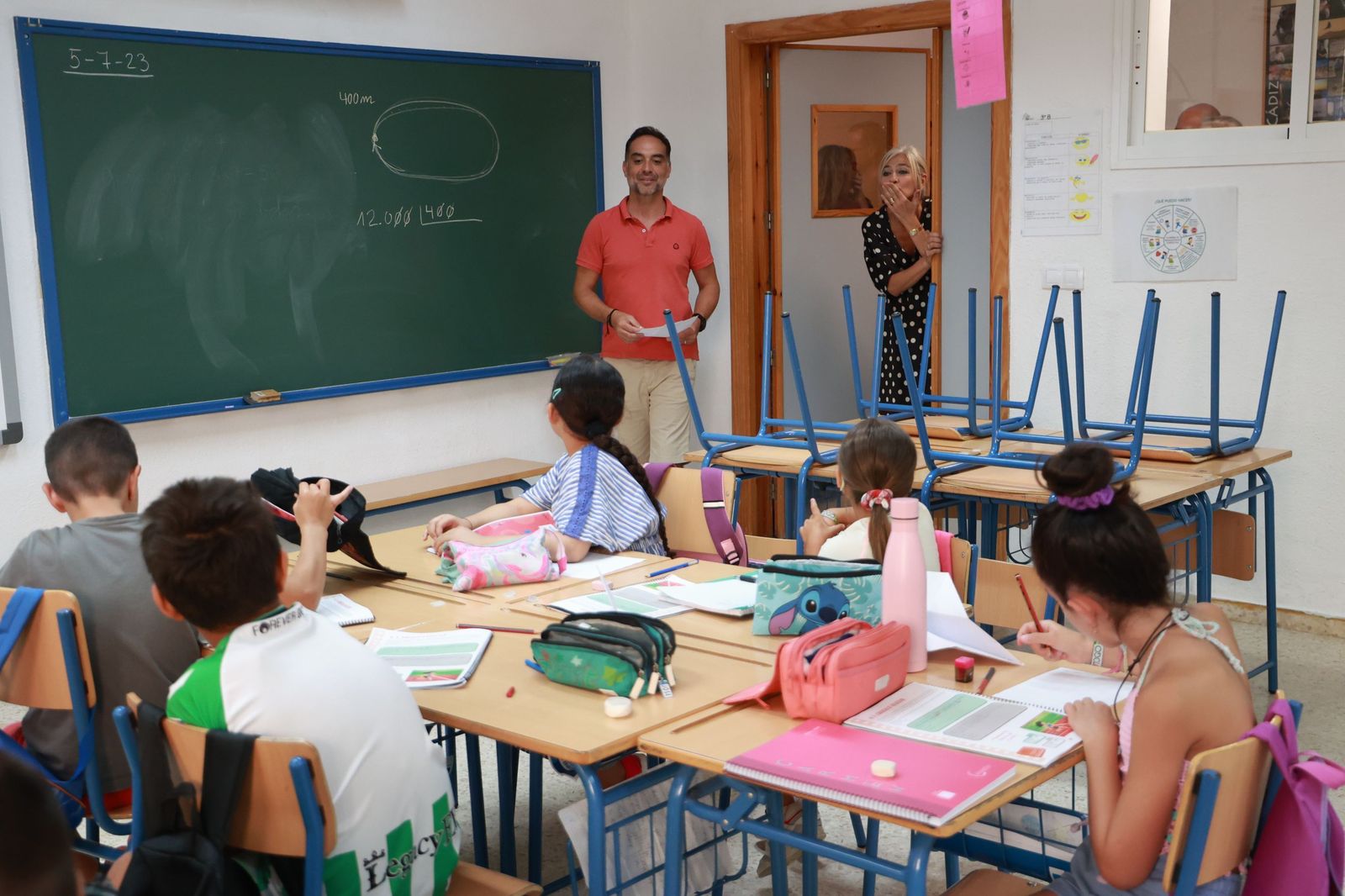 Patricia del Pozo visita el CEIP Blas Infante de Alcalá de Guadaíra, acogido al plan de refuerzo estival.