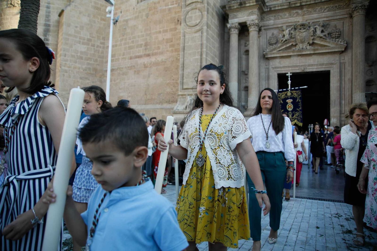 Imágenes de la procesión del Corpus Christi en Almería: así han sido la misa y la posterior marcha por la capital