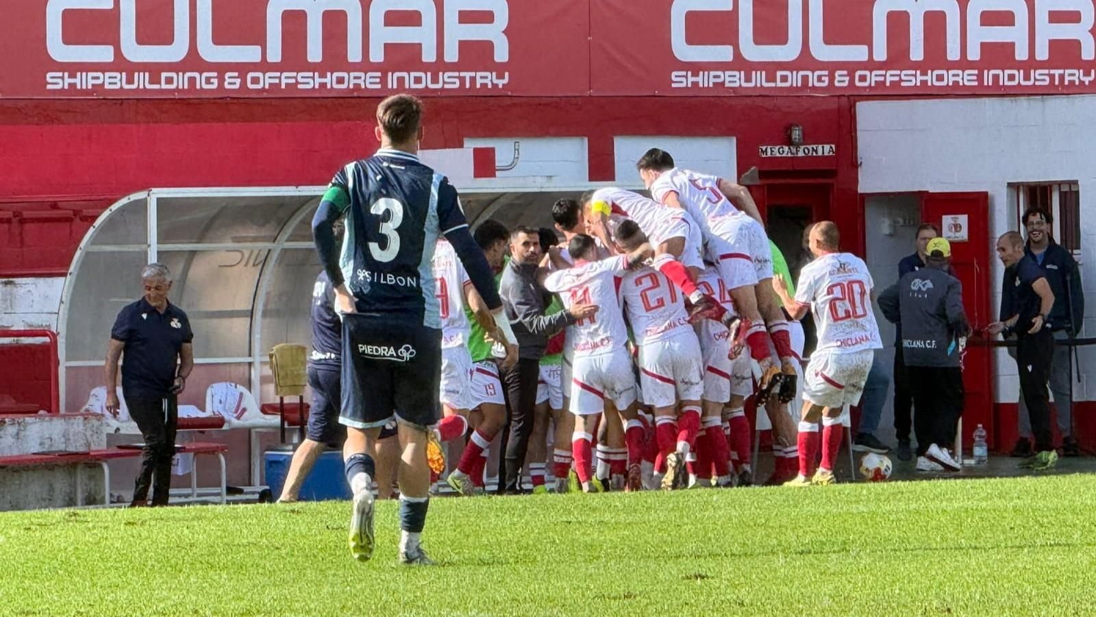 Los jugadores del Chiclana celebran uno de sus cuatro goles ante el Córdoba B.
