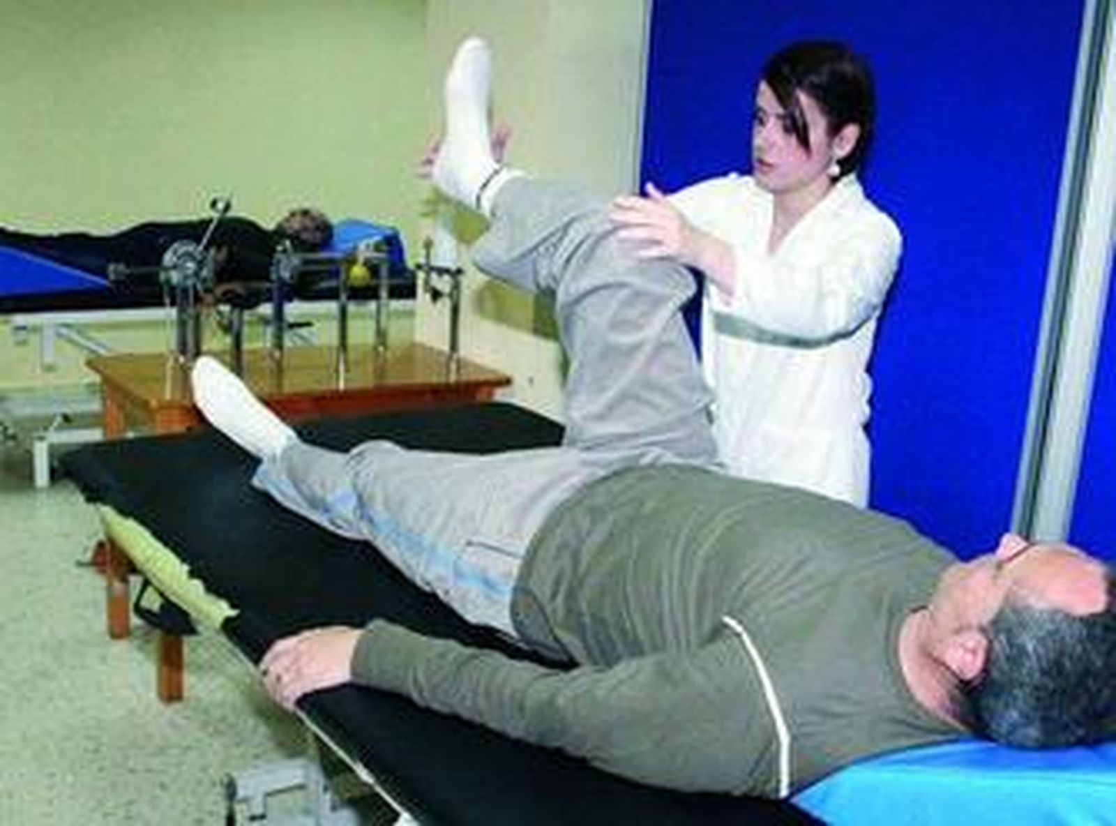 La enfermedad requiere tratamiento, cuidados y rehabilitación con fisioterapeutas.