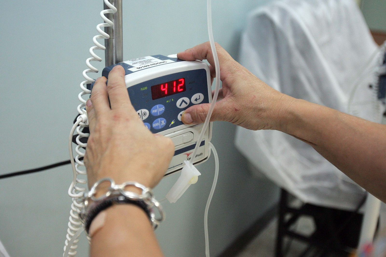 Una médica prepara una sesión de quimioterapia.