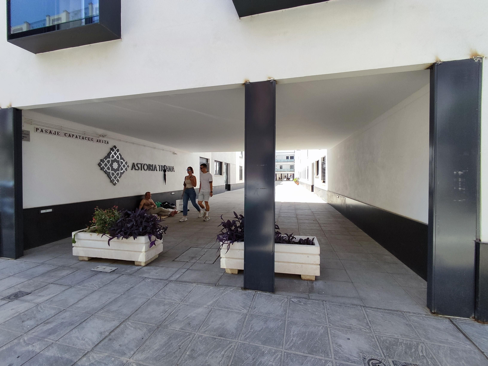 Las tres perfilerías metálicas que fueron instaladas sin permiso para sostener las cancelas.