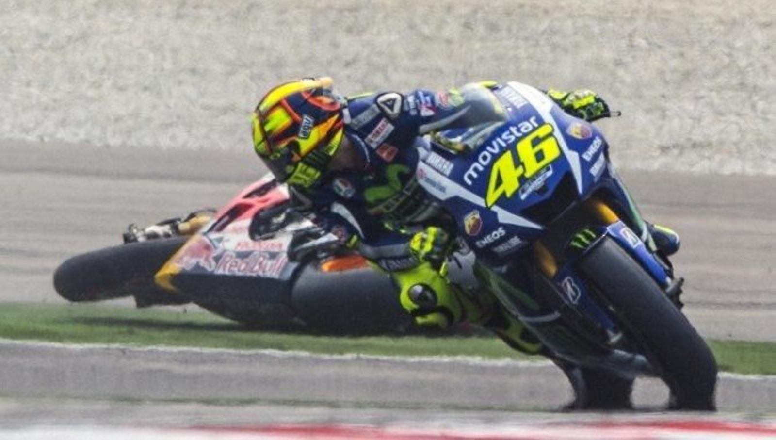Valentino Rossi, mirando atrás tras el percance con Marc Márquez en Sepang.