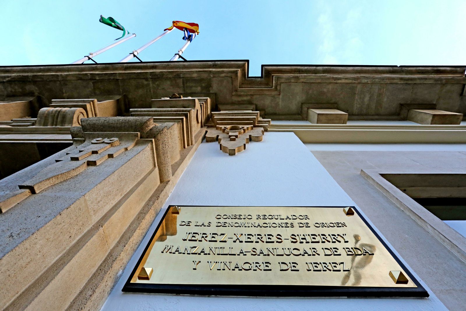 Fachada del Consejo Regulador con la placa de las Denominaciones de Origen amparadas por la institución.