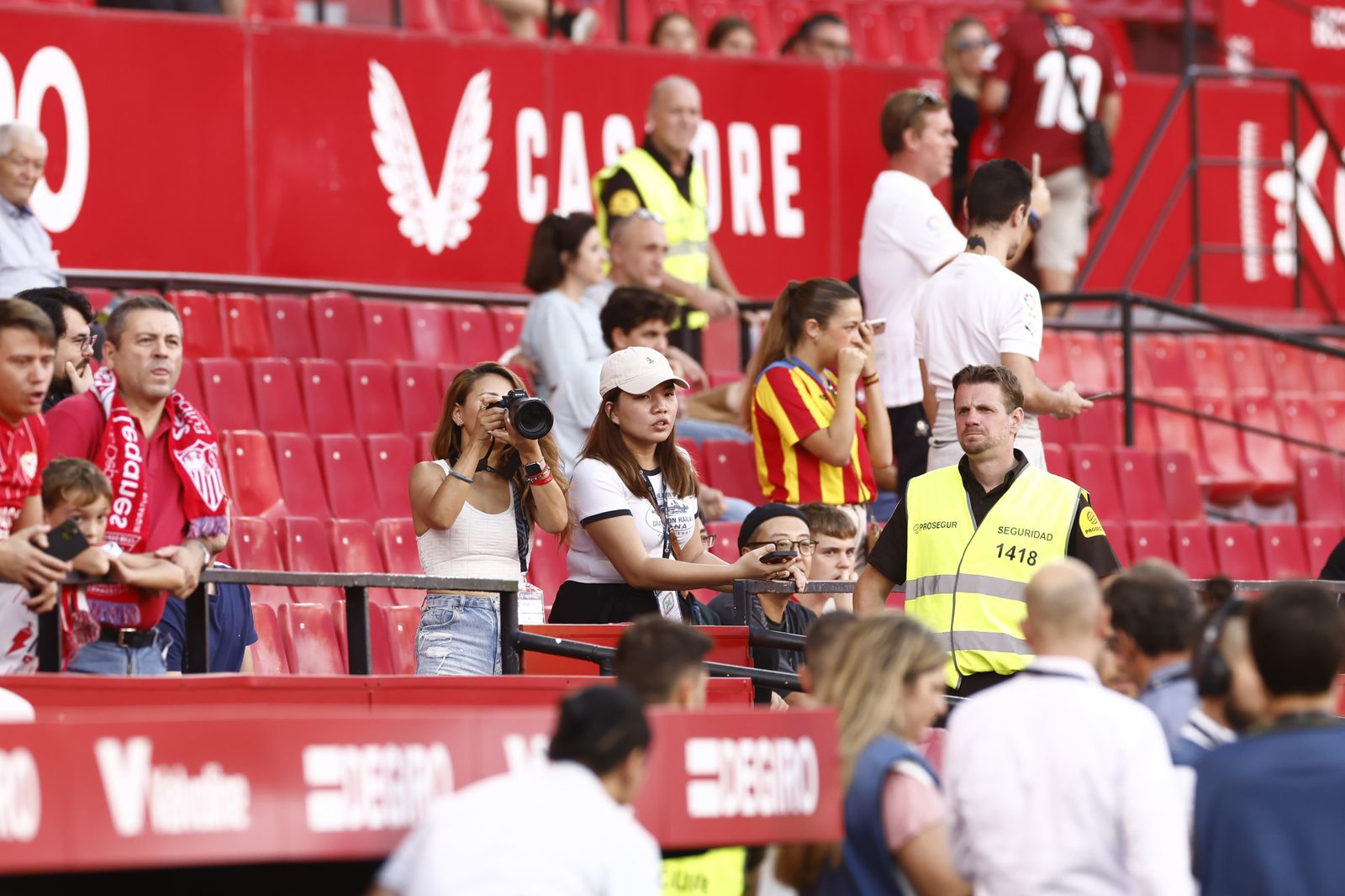 Búscate en las fotos del Sevilla-Valencia