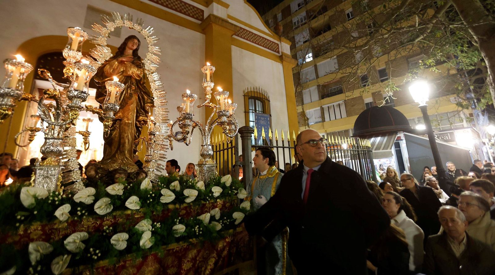La Línea celebra su primer siglo tras La Inmaculada Concepción. Multitud de linenses acompañan a la Virgen en una procesión extraordinaria, cargada de emoción, con motivo de los primeros cien años de su patronazgo.