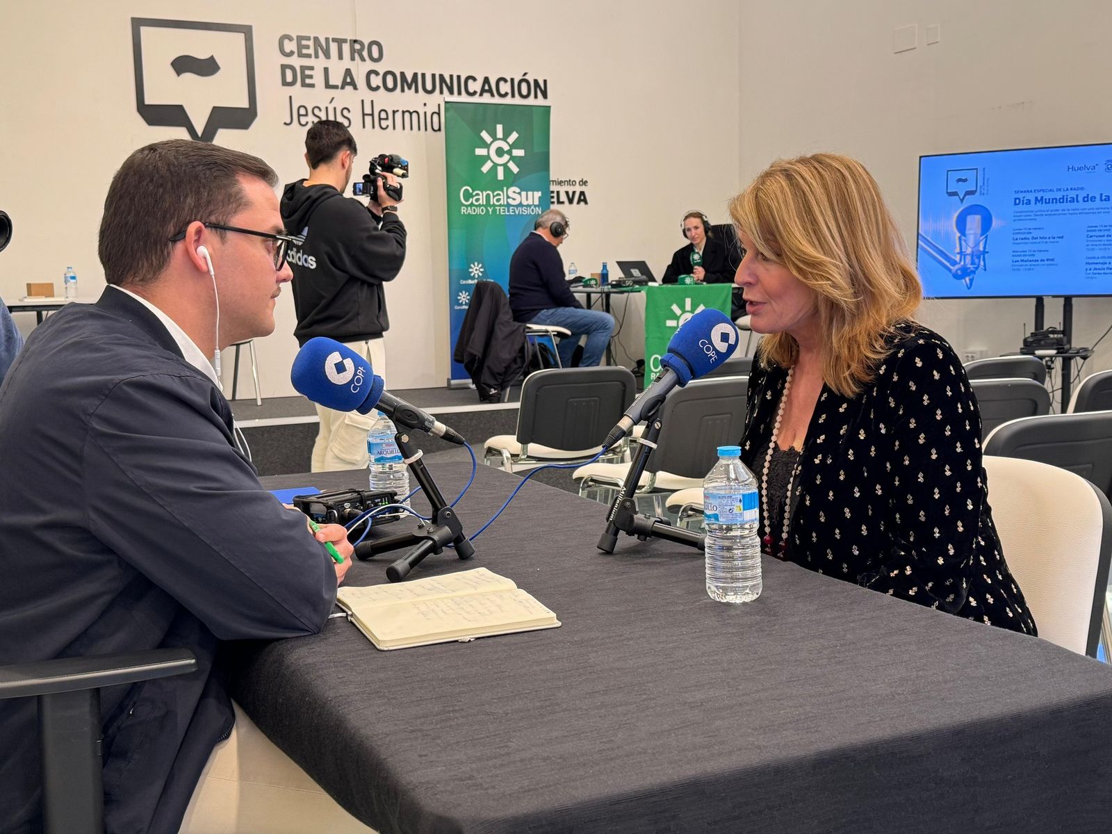 Pilar Miranda, en tertulia en la radio.