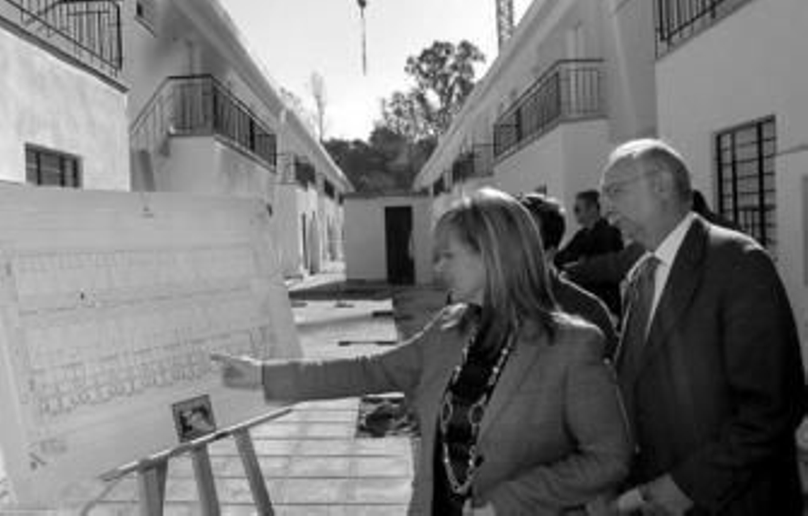 La alcaldesa, junto a Antonio Fernández Ortega, mira los planos de la promoción en plenas obras.
