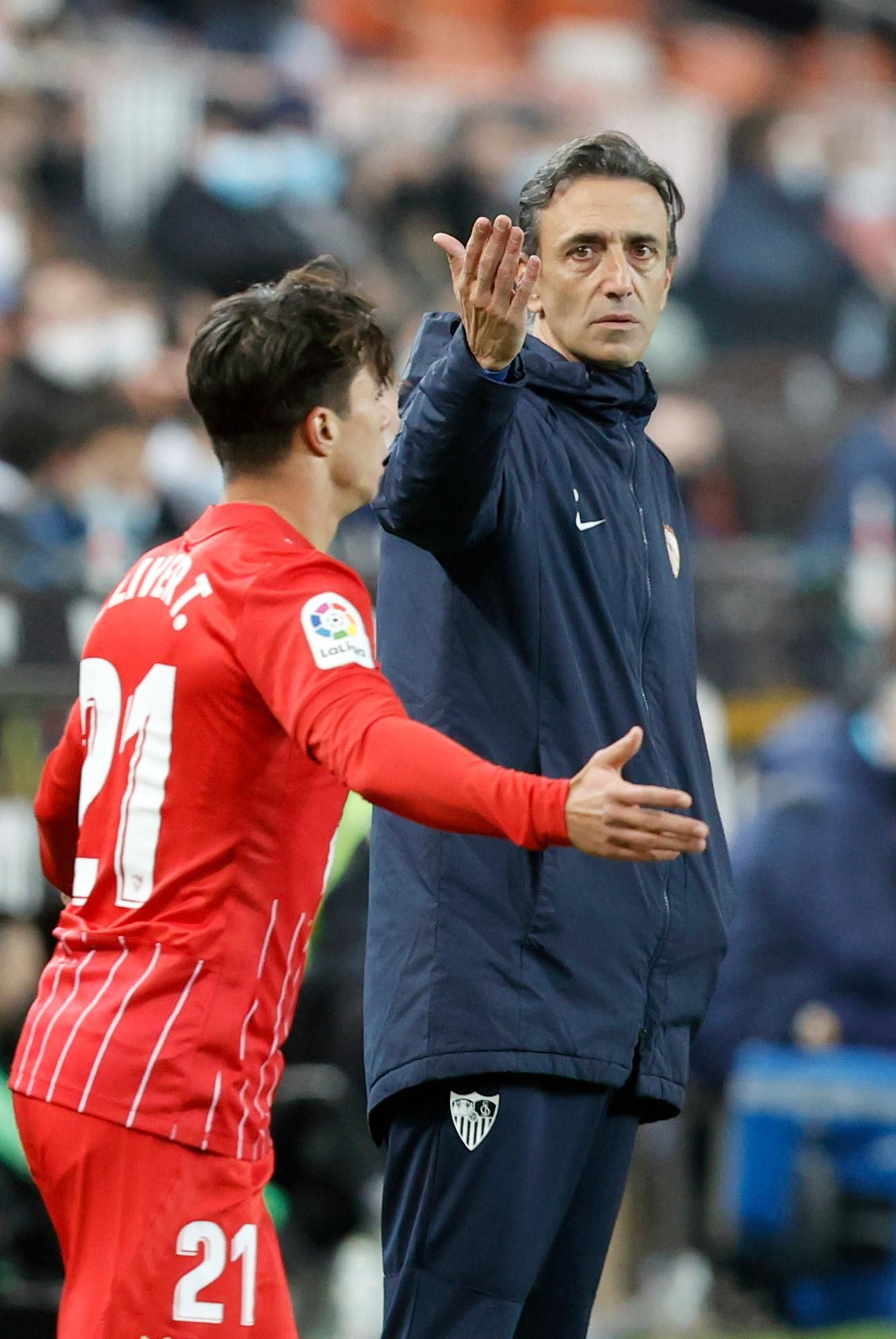 Pablo Sanz da una orden con Óliver Torres en primer plano.