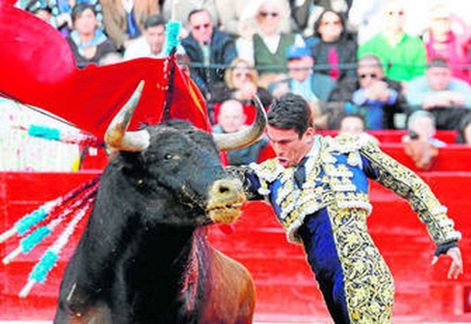 El diestro José María Manzanares remata con un pase de pecho una de las series a su primer toro.