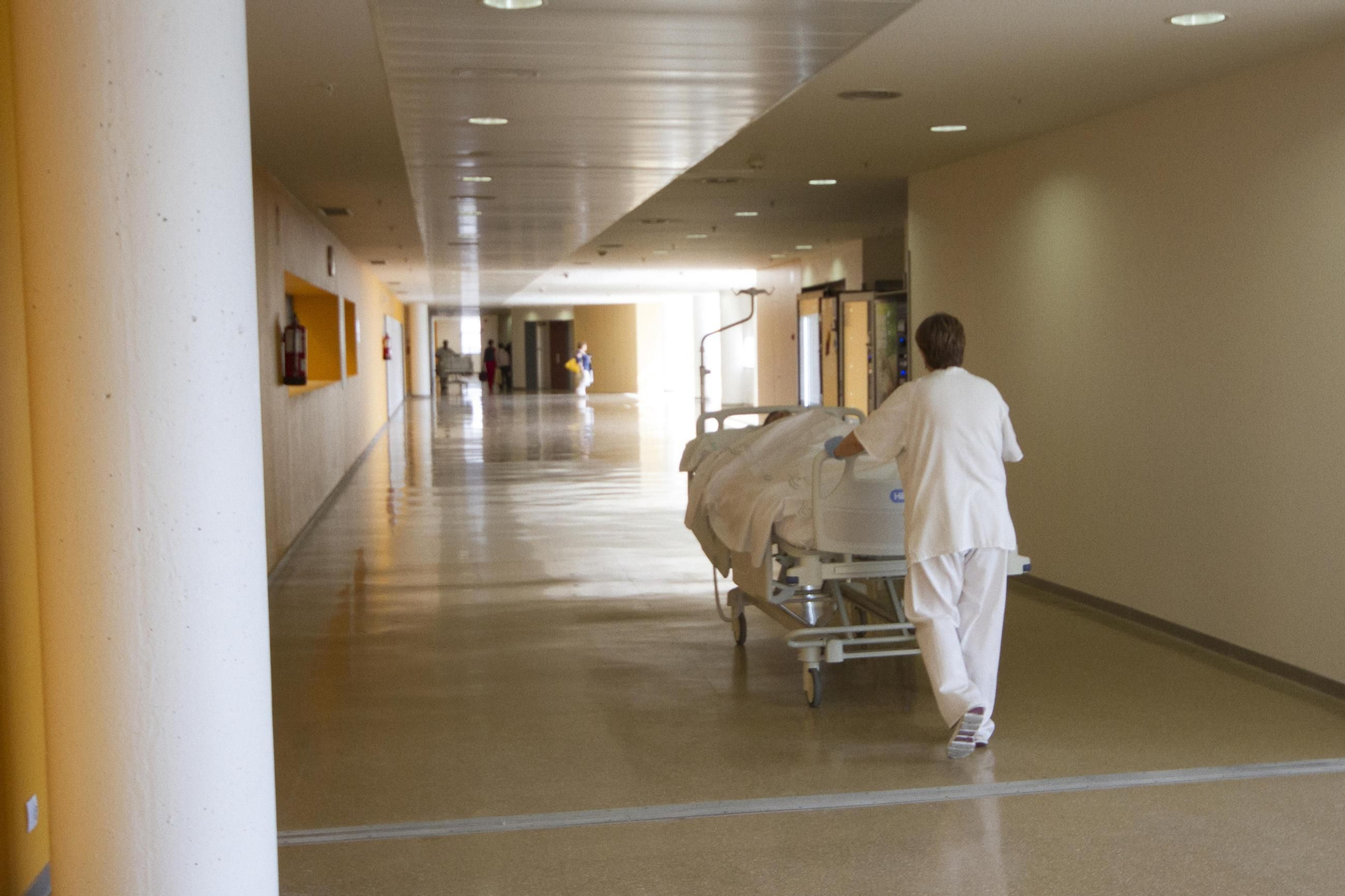 Traslado en camilla de un paciente.