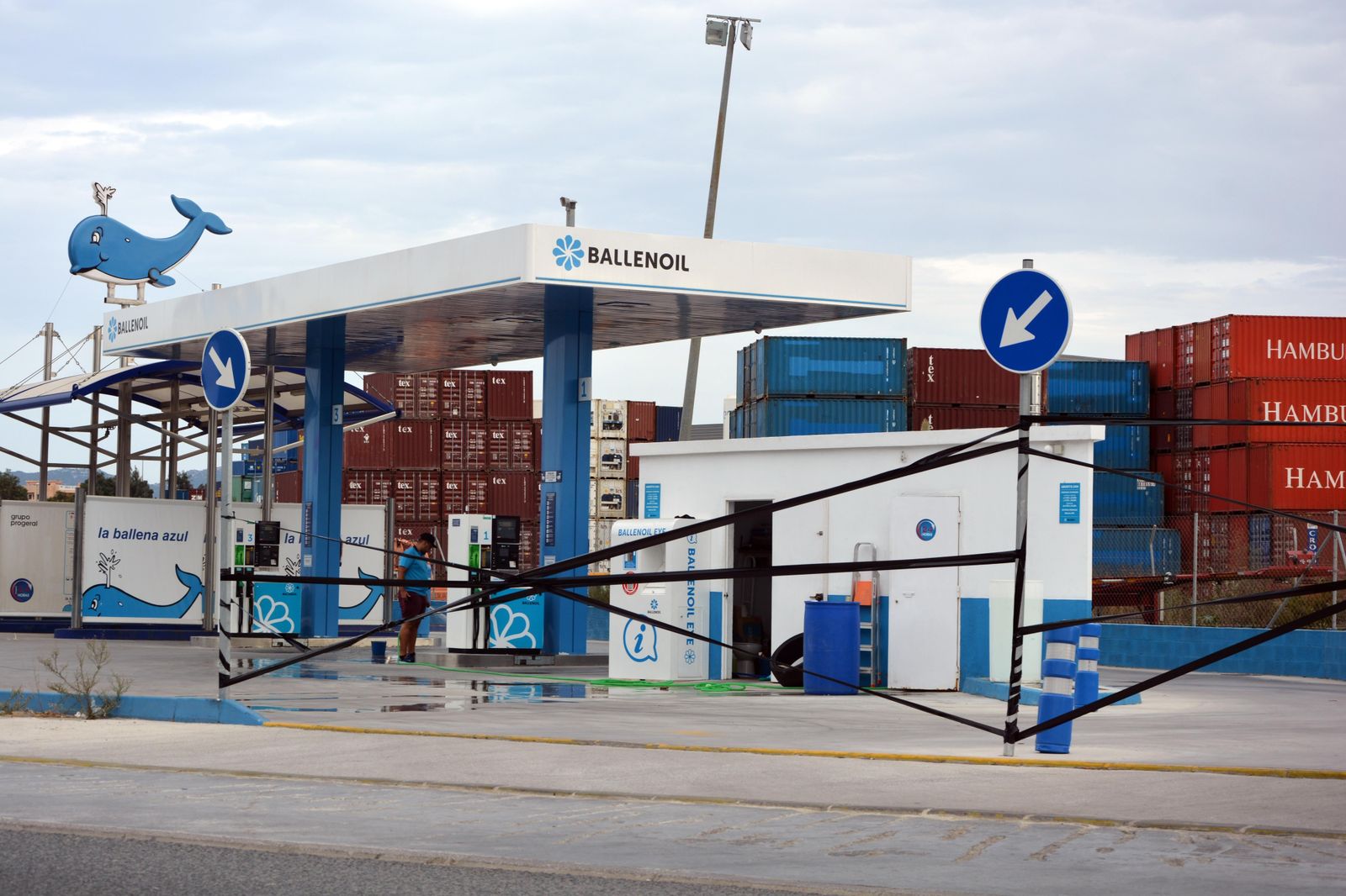 La gasolinera precintada, ayer.