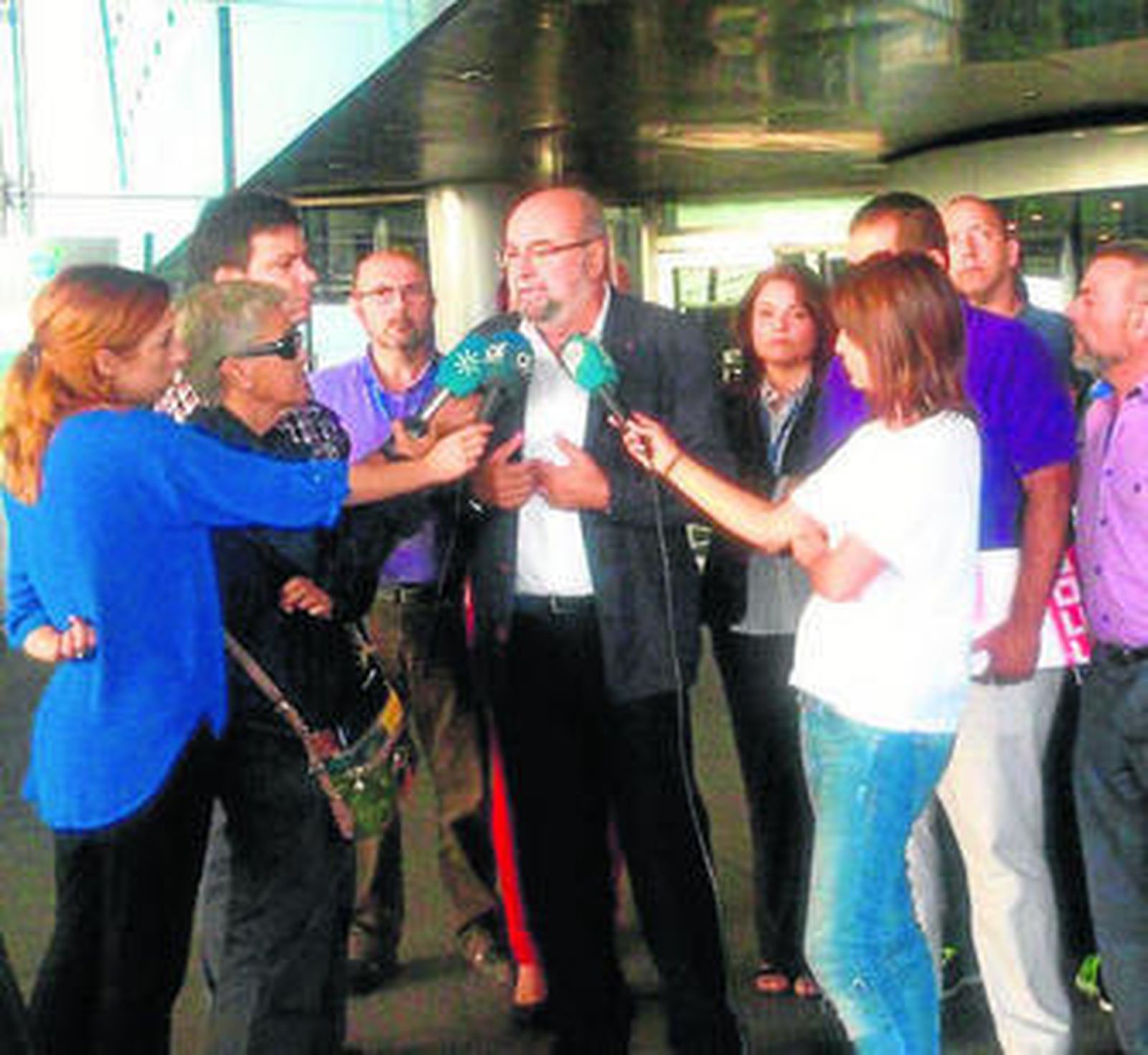 Roldán atiende a los medios tras la reunión con CCOO, ayer.