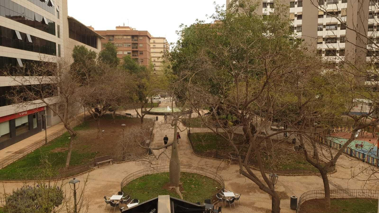 Plaza de Oliveros, en la capital, con un ambiente teñido de marrón