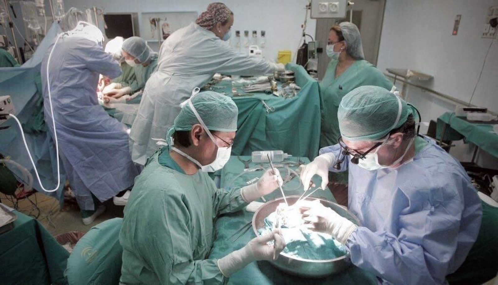 Profesionales del Reina Sofía, durante un trasplante.
