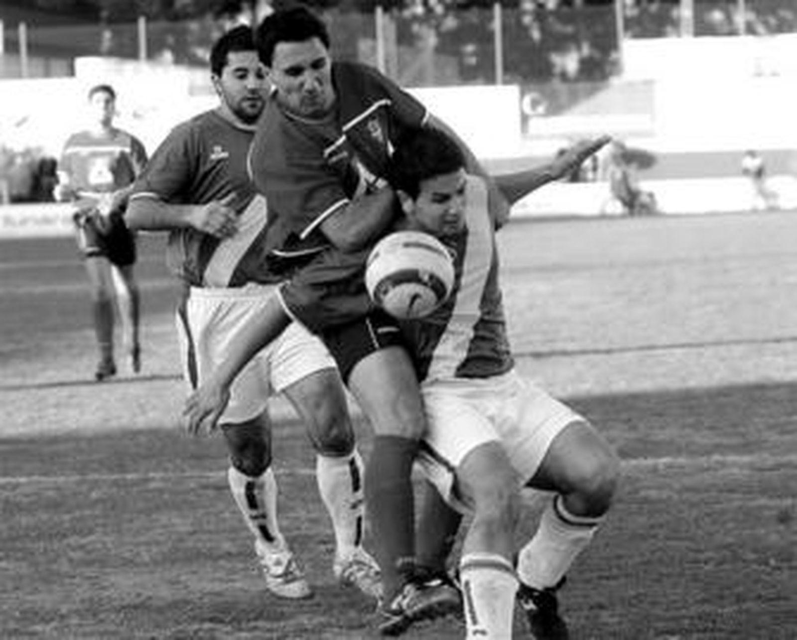 Capote, en el centro, pugna con un rival.