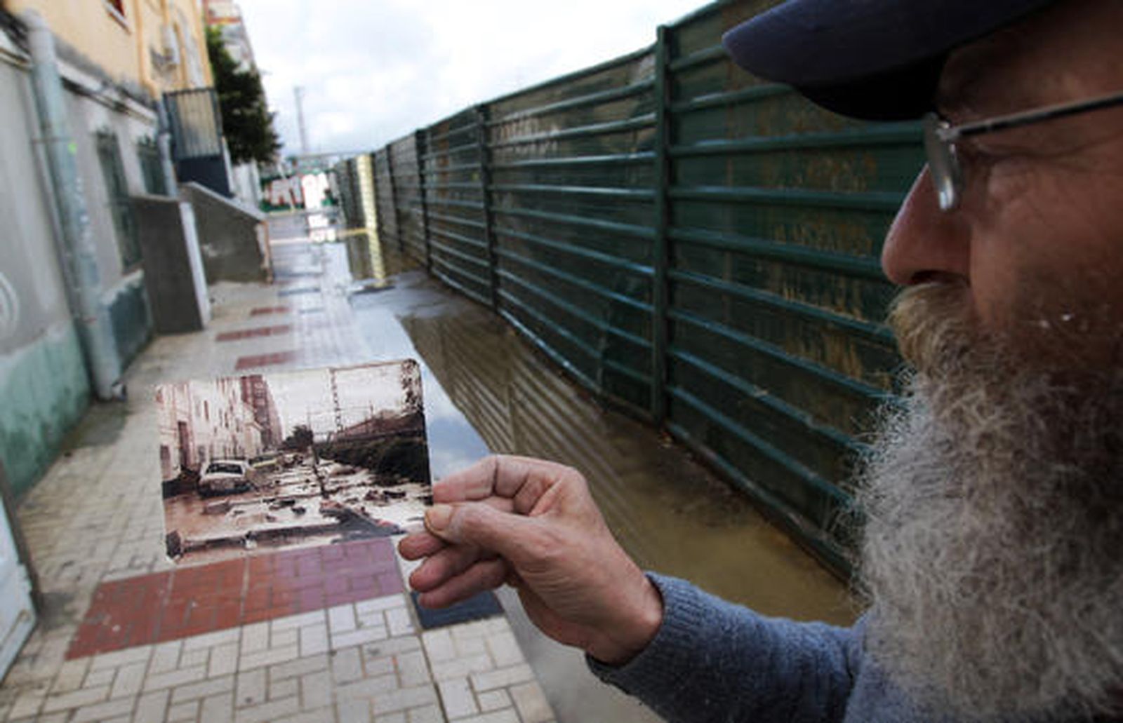 Un vecino muestra una foto de la inundación de 1989.

Foto: Migue Fernández, Sergio Camacho, Agencias