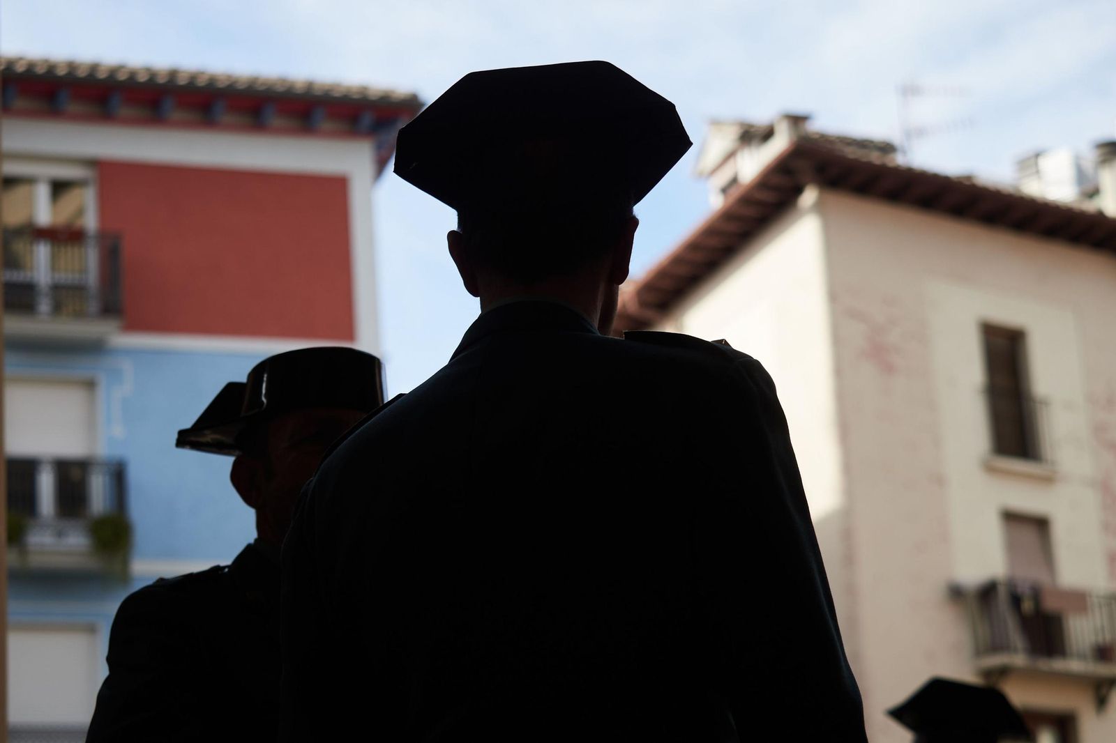 Silueta de dos guardia civiles.