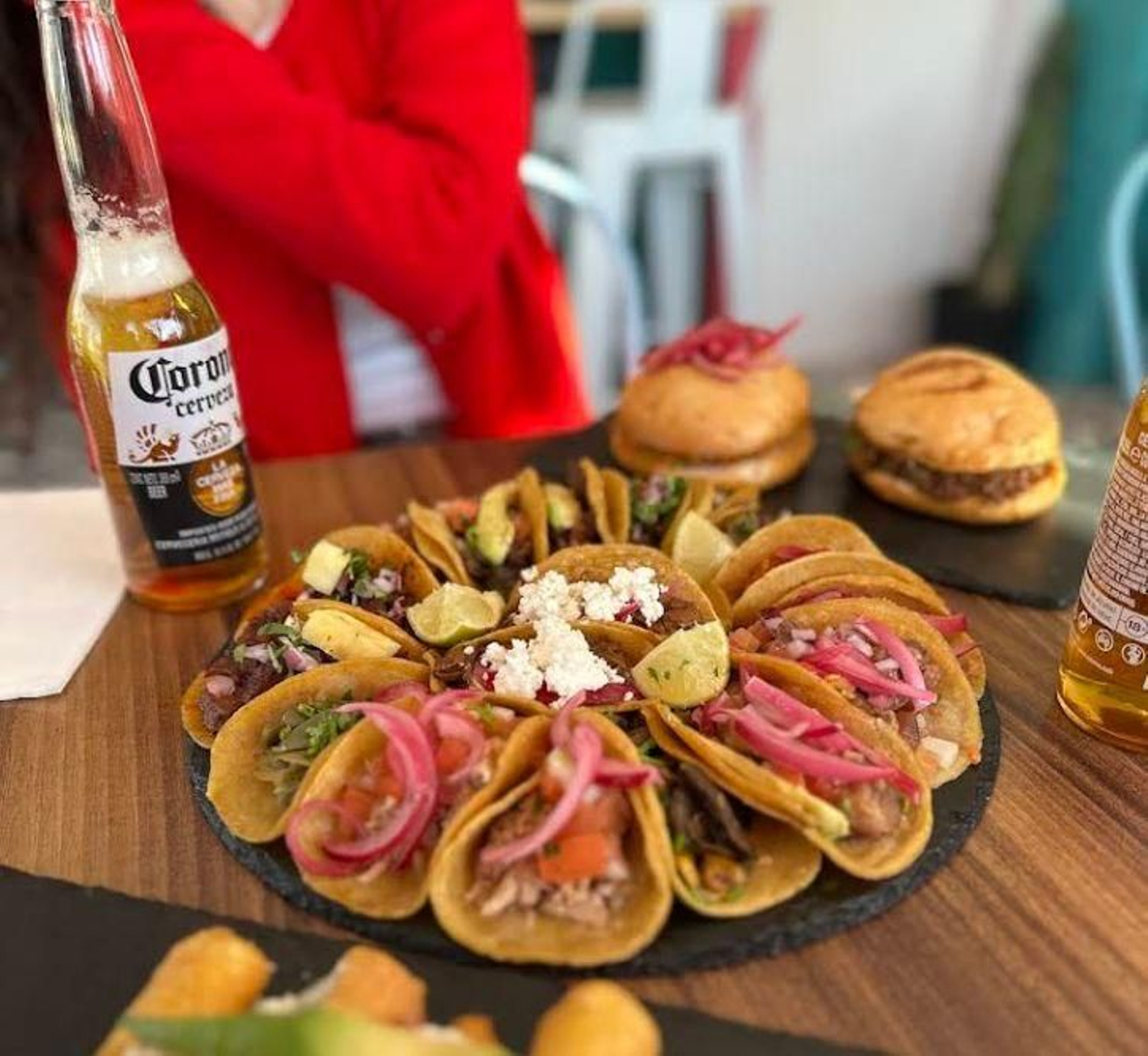 Bandeja de tacos en el buffet de La Cochinita Loca