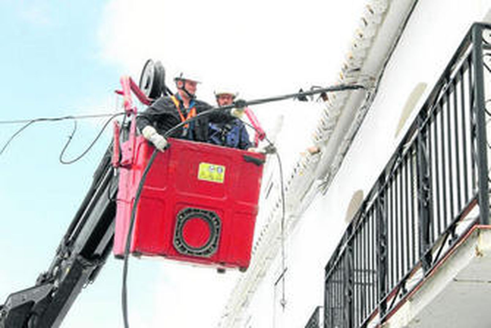 Operarios retiran el cableado en la calle Carril de Mijas Pueblo.