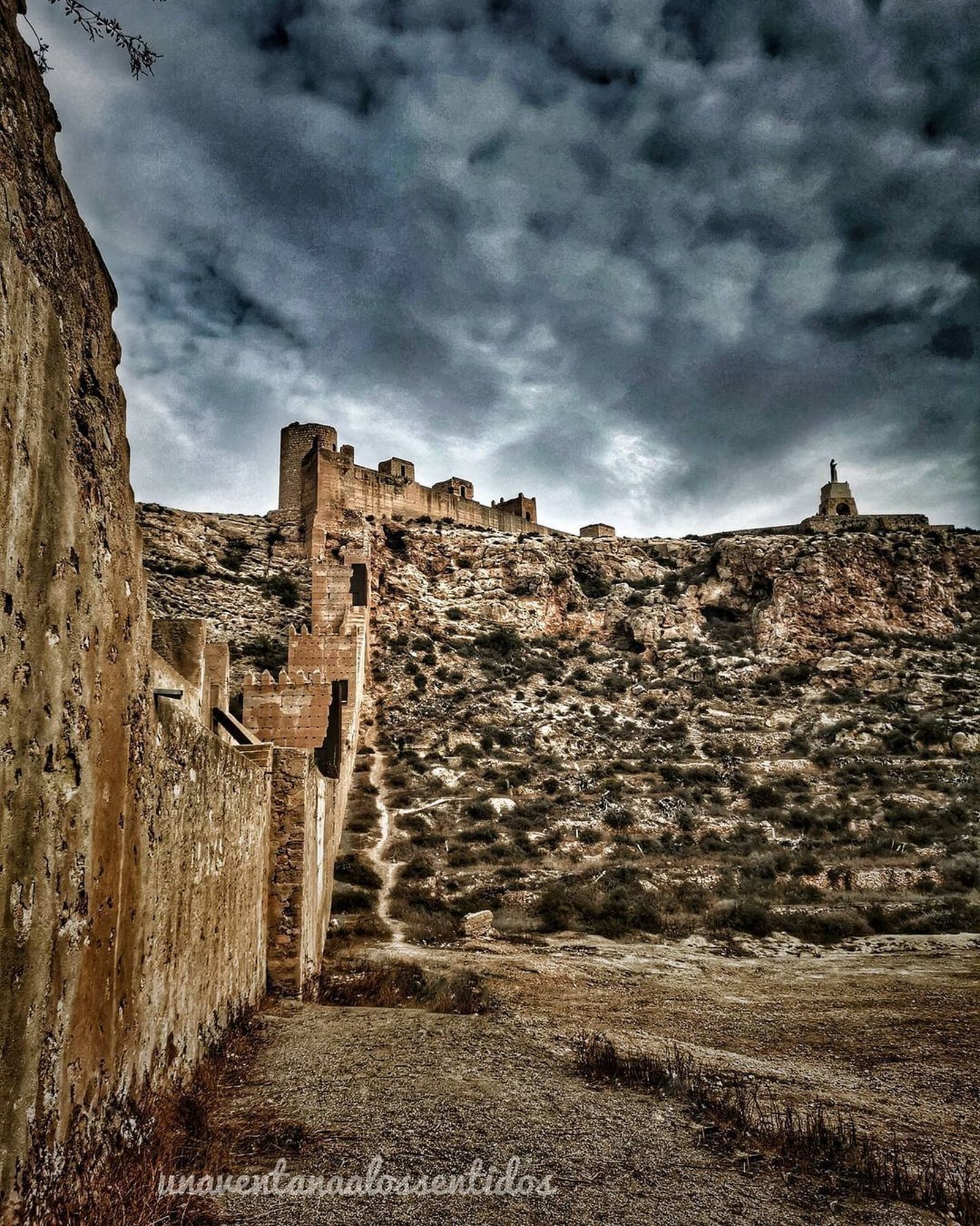 Las murallas de Jayrán en la capital.