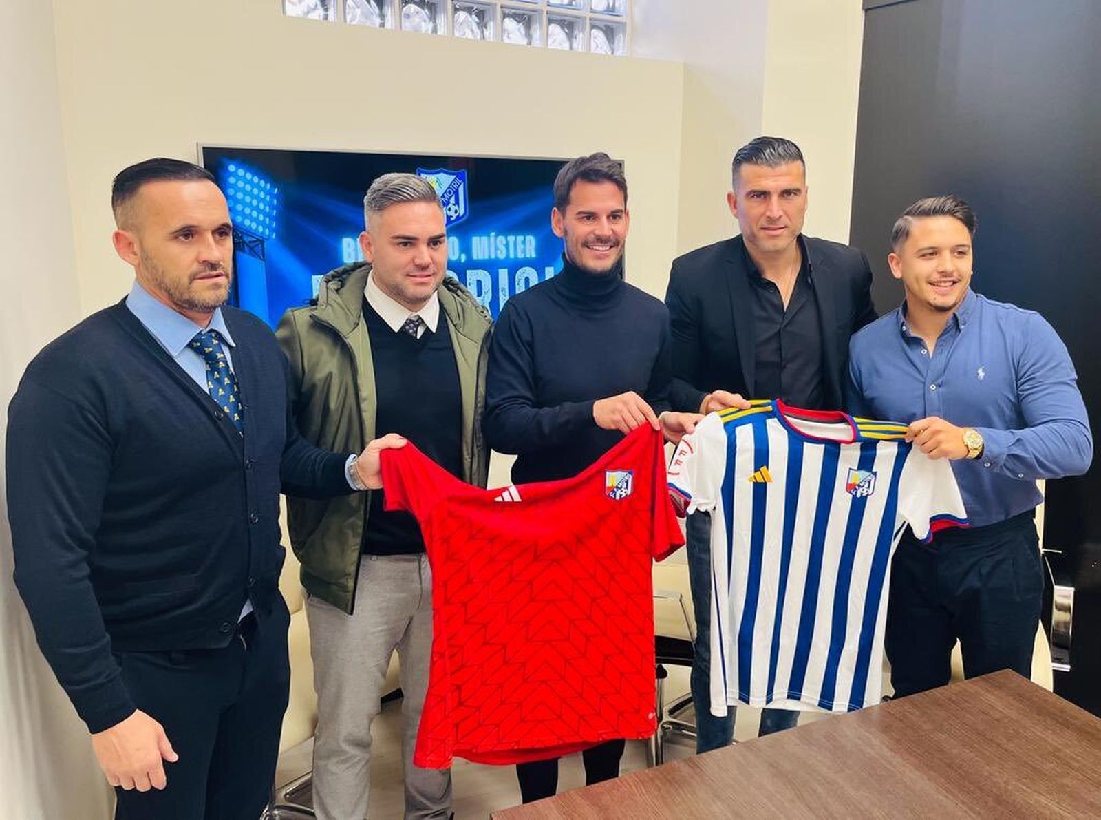Edu Oriol posa con las camisetas del Motril junto a los dirigentes.