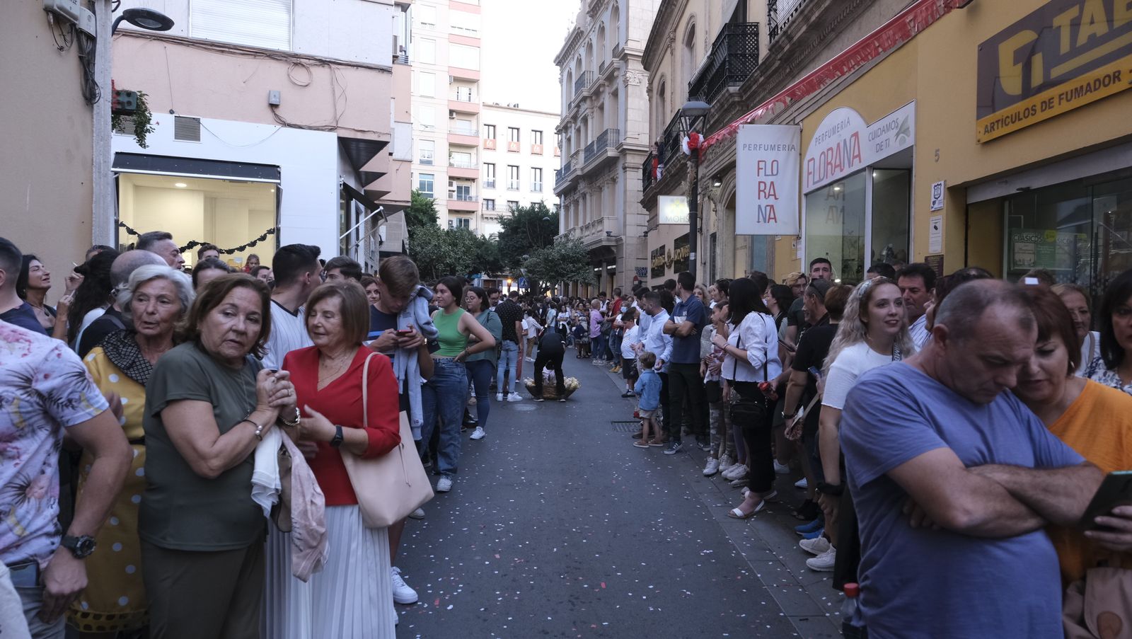 Imágenes de La Magna por las calles de Almería