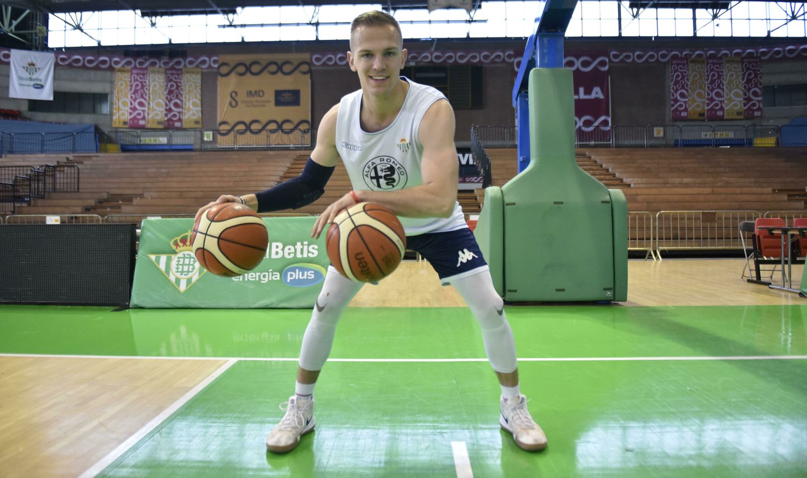 Johnny Dee posa en San Pablo antes de un entrenamiento con el Betis Energía Plus.