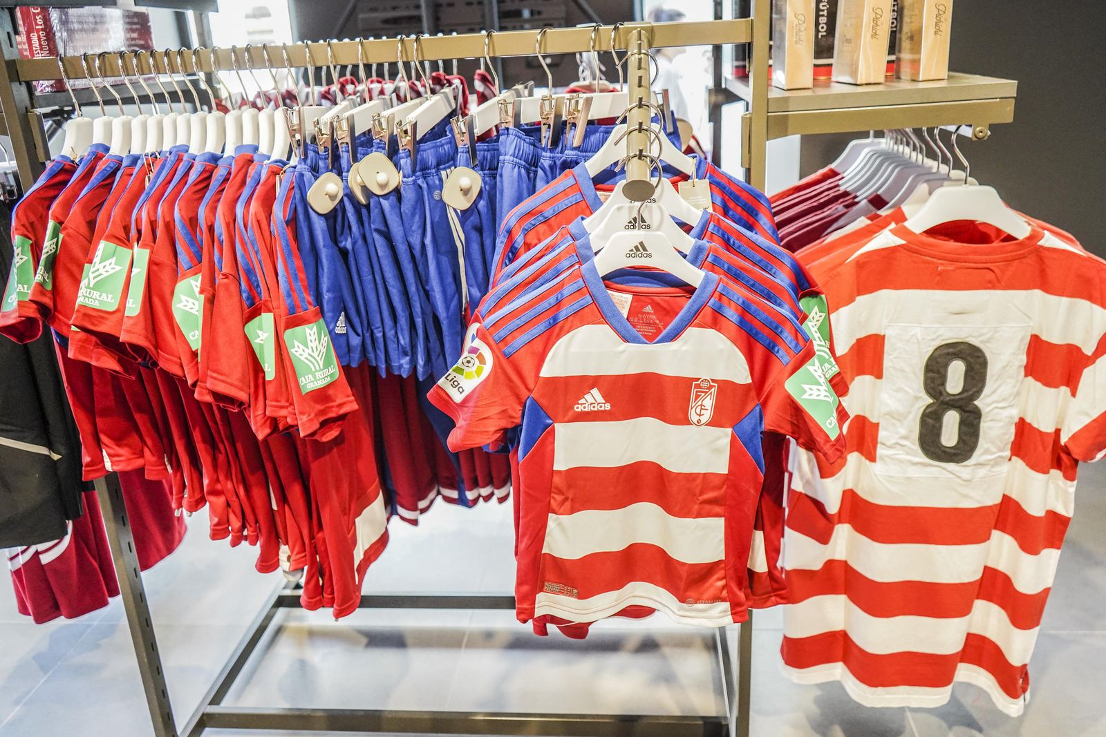 Conoce la nueva tienda del Granada en el centro