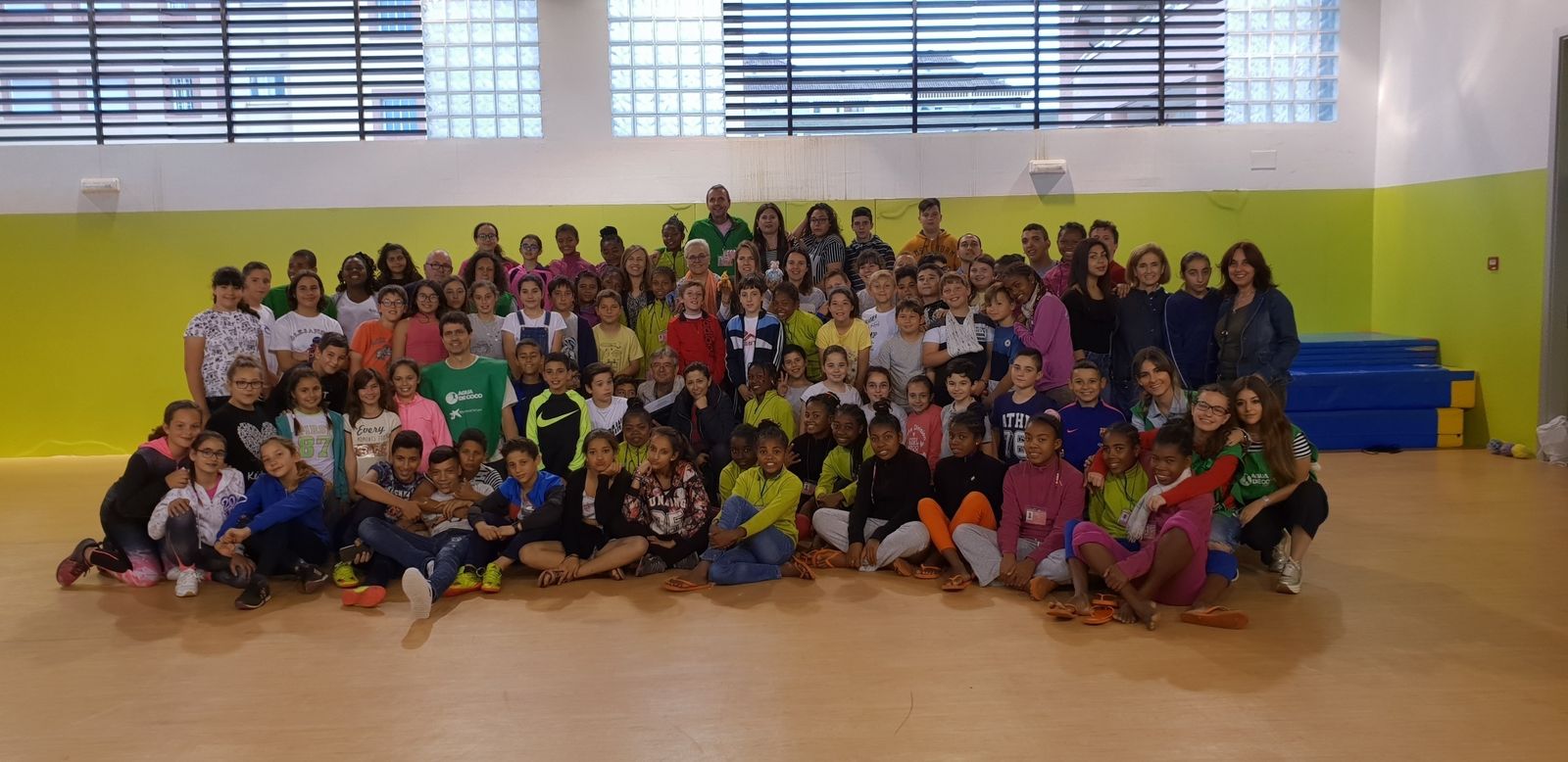 Foto de familia de los estudiantes malgaches con el alumnado del CEIP Posidonia de Roquetas.