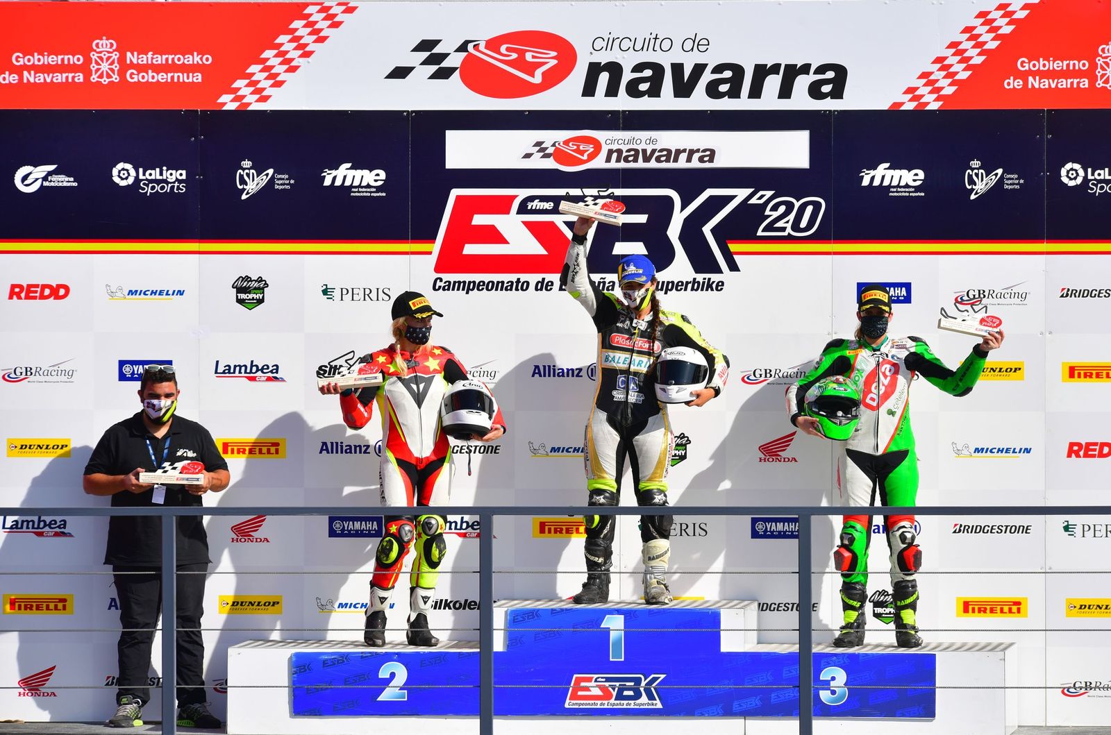 Andrea Sibaja, a la derecha, junto a Olga Shaternikova y Paquita Ruiz en el podio.