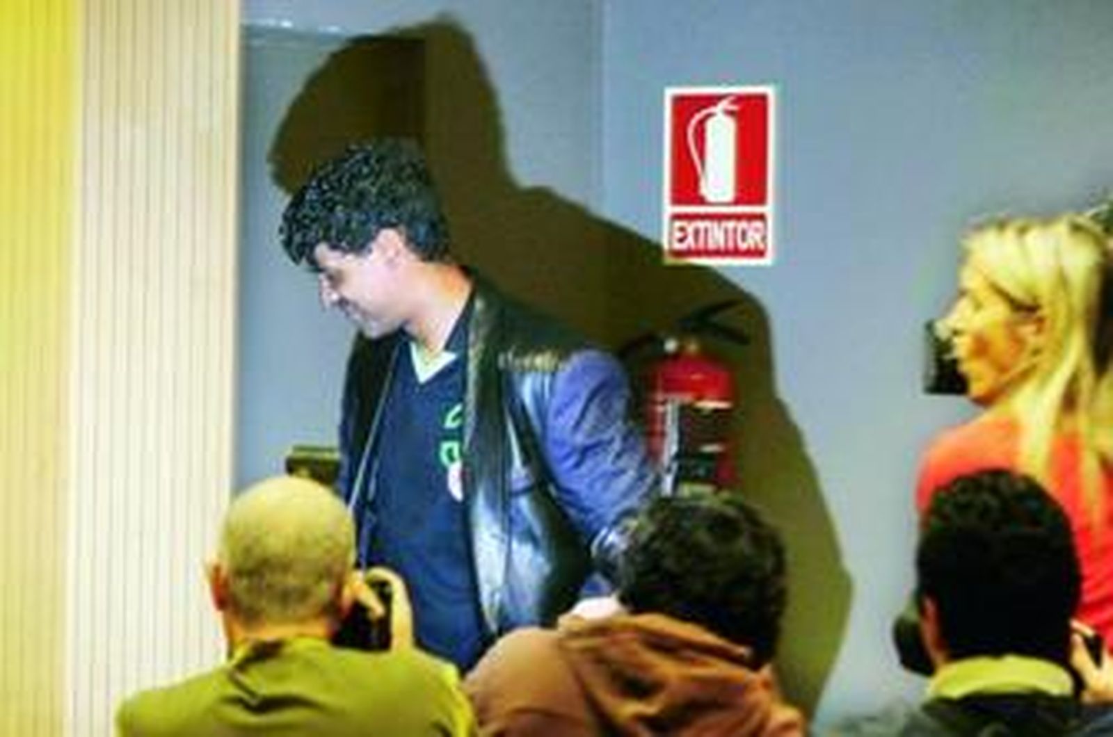 Frank Rijkaard abandona la sala de prensa del Barcelona.