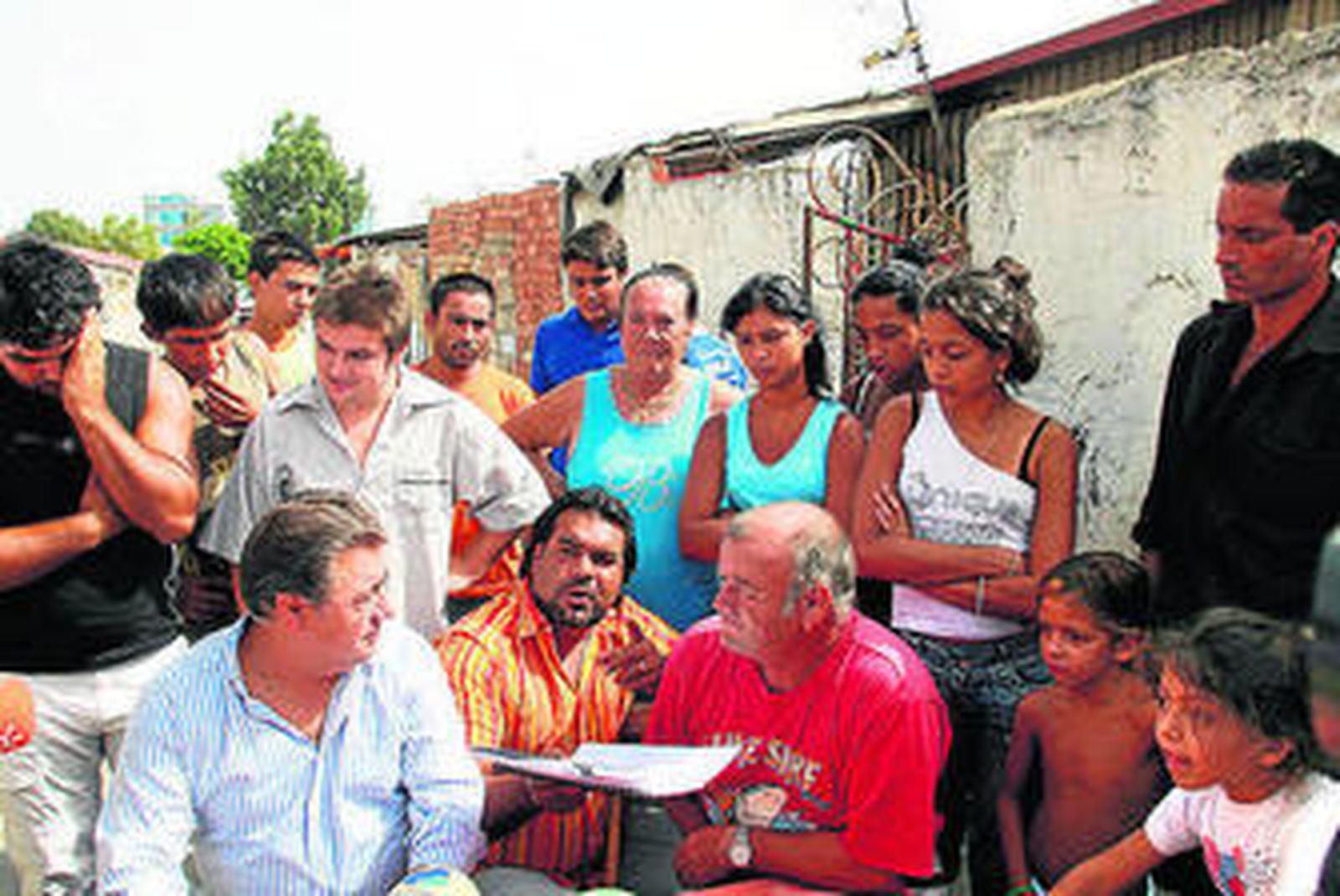 Ángel Montoya muestra unos papeles a Zoido, en una visita de éste al Vacie.