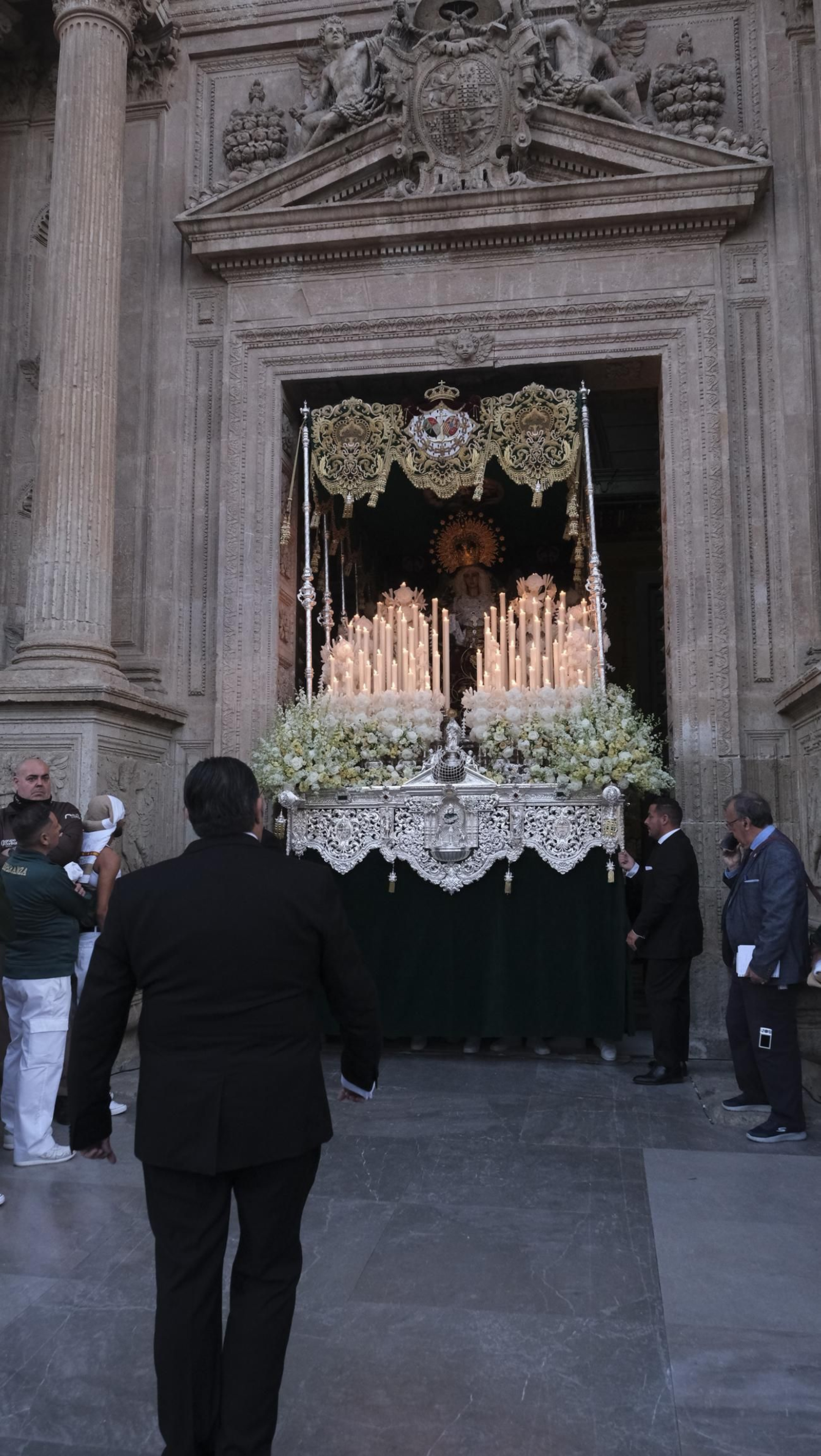 Estudiantes en la Semana Santa de Almería 2025