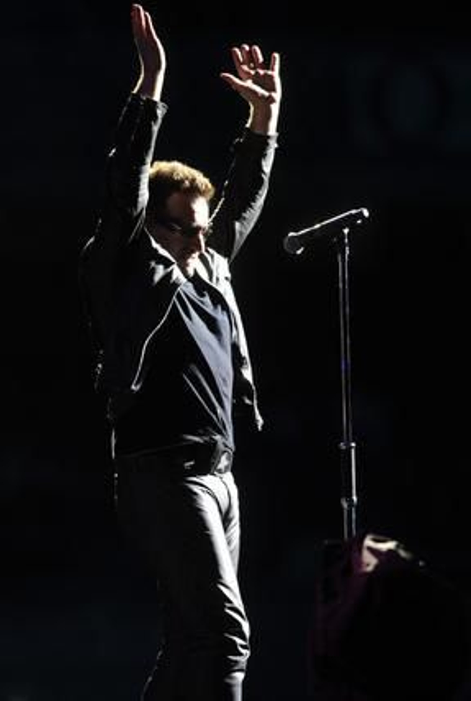 La banda irlandesa U2 convence a sus seguidores en San Sebastián. / EFE, AFP, Reuters