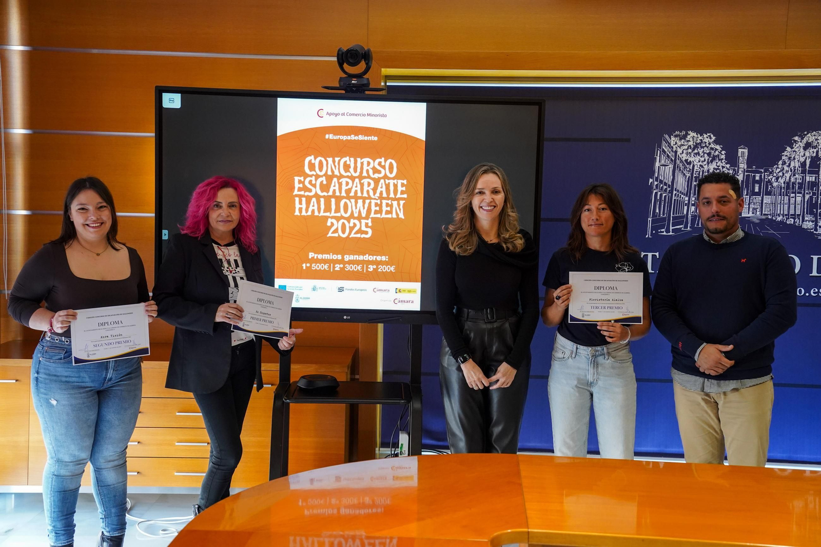 Los ganadores de esta primera edición recogen sus premios en el Ayuntamiento.