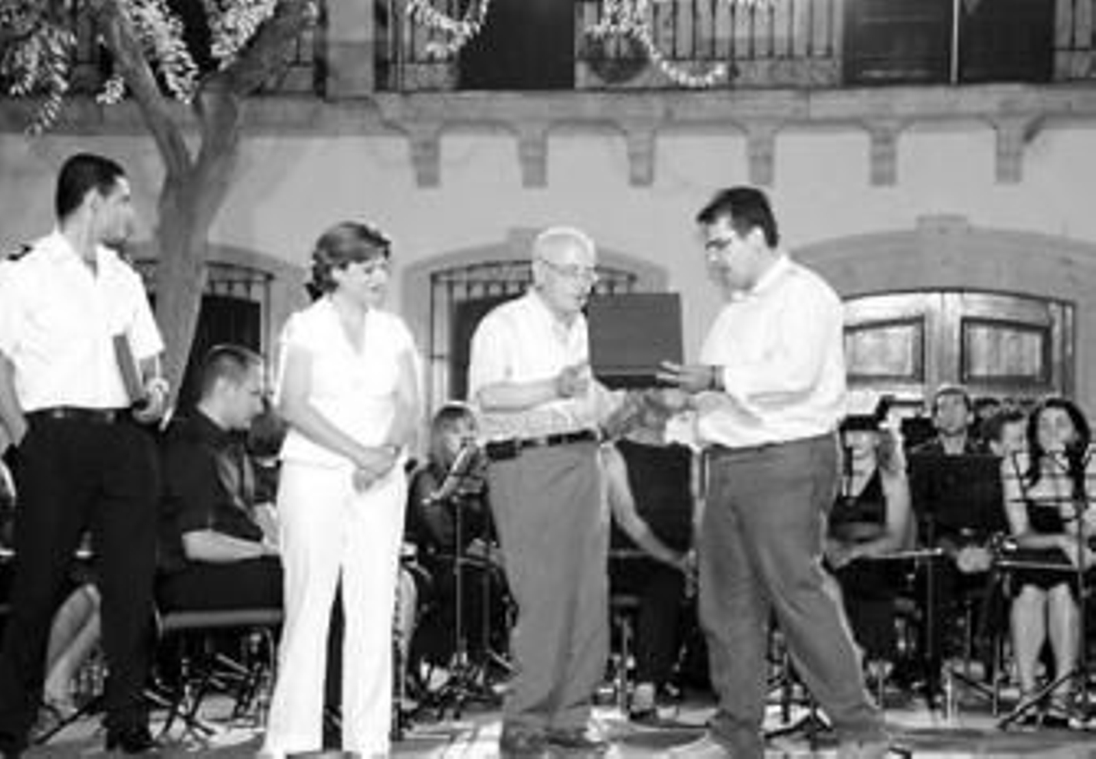 El alcalde de Níjar, Antonio Jesús García, durante el homenaje a Requeni.