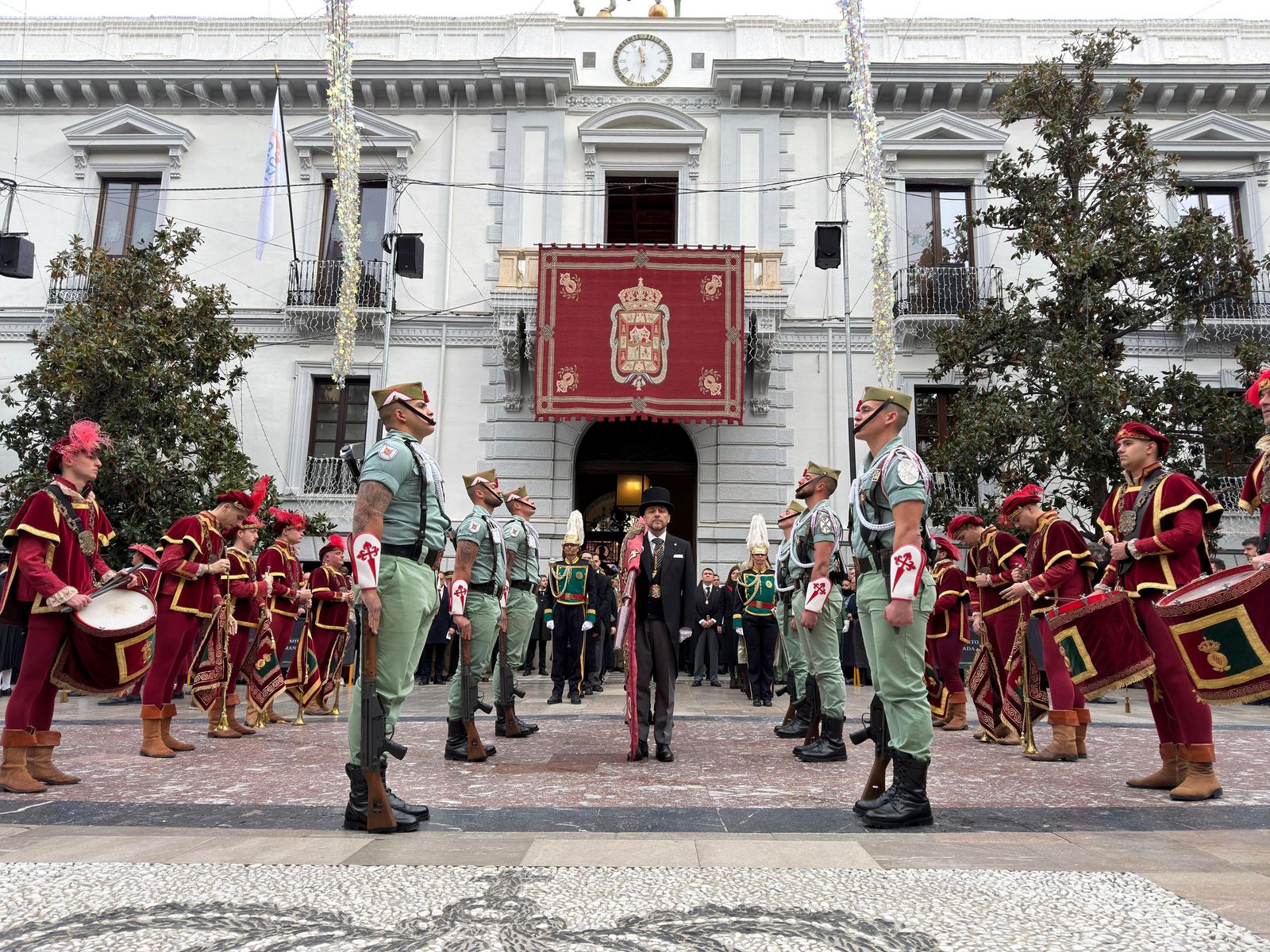 Salida del pendón real del Ayuntamiento de Granada, portado este año por Francis Almohalla