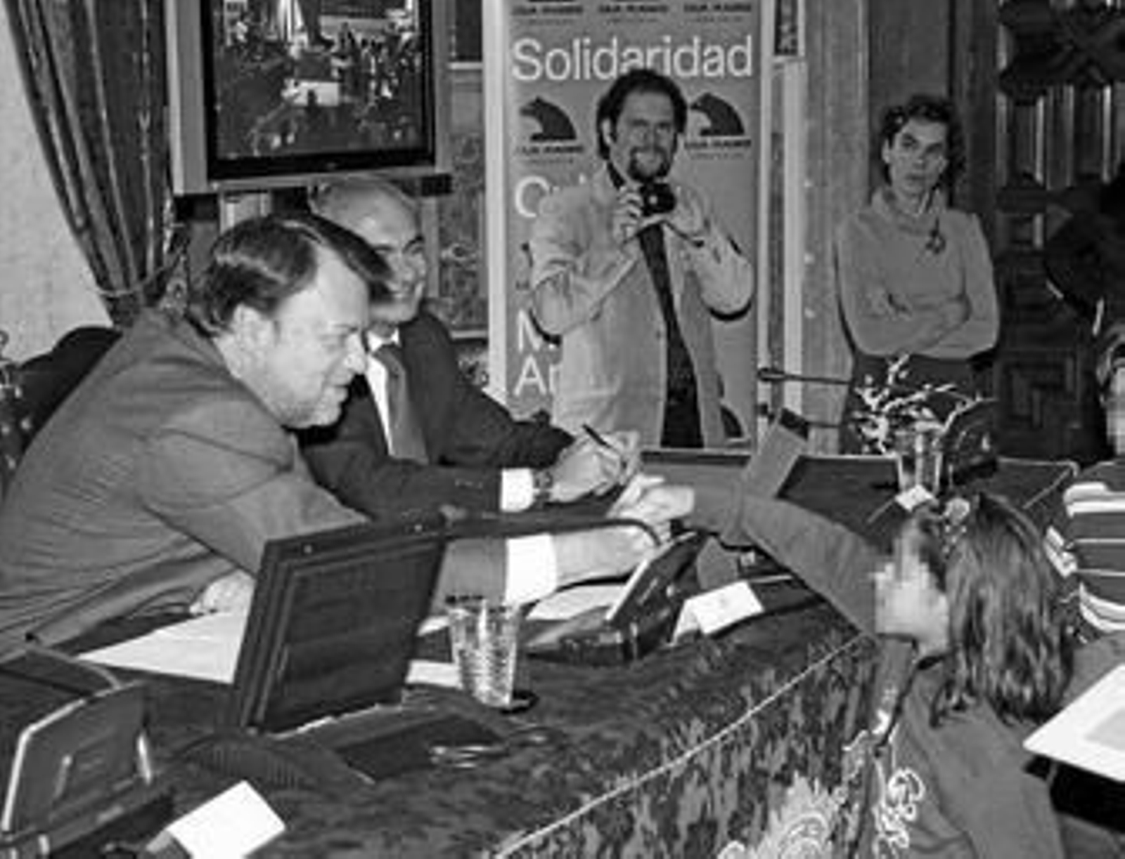 Monteseirín saluda a una de las niñas que firmó la carta simbólica para cuidar el entorno.